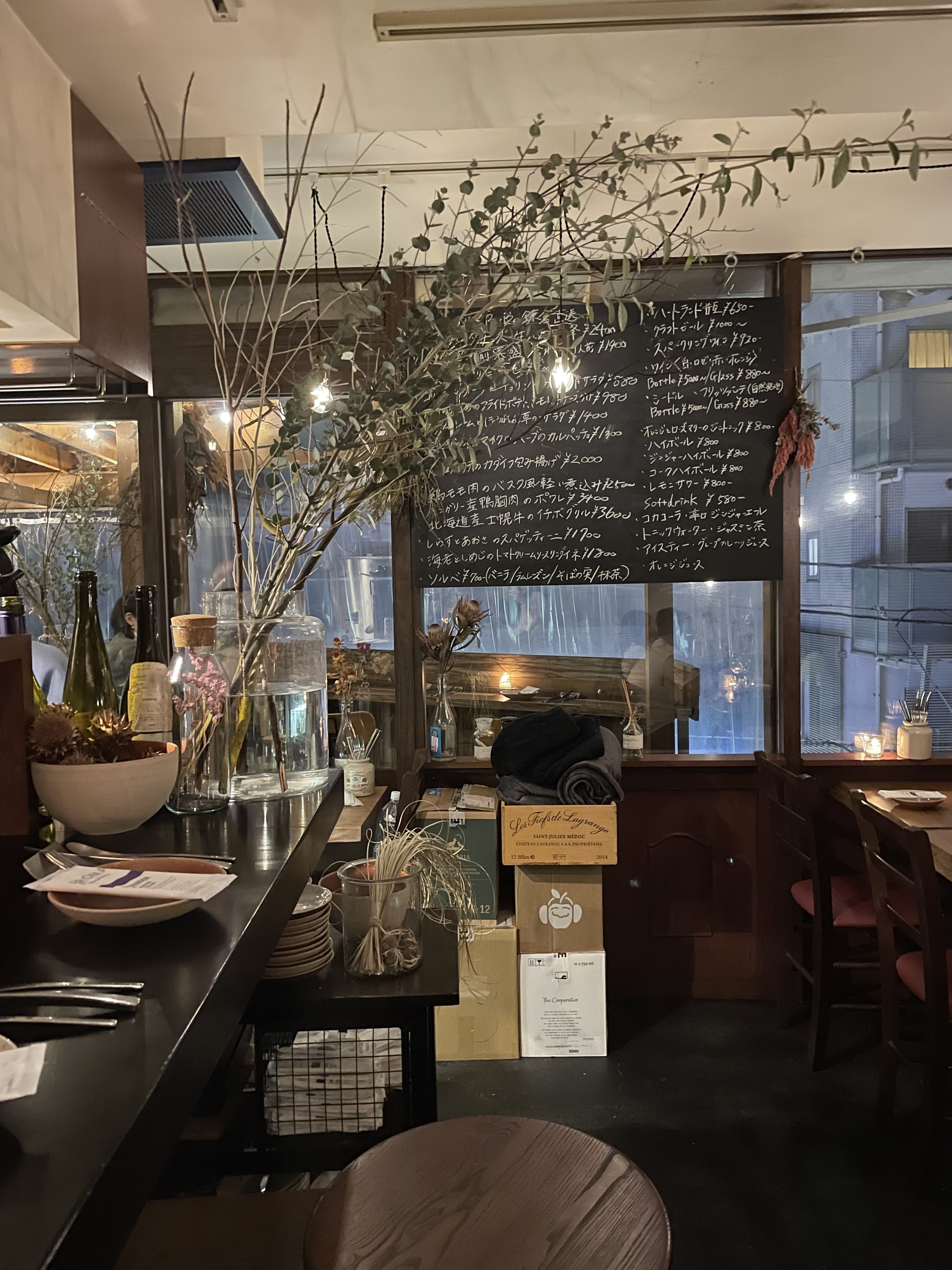 屋根裏のパリ食堂　内観