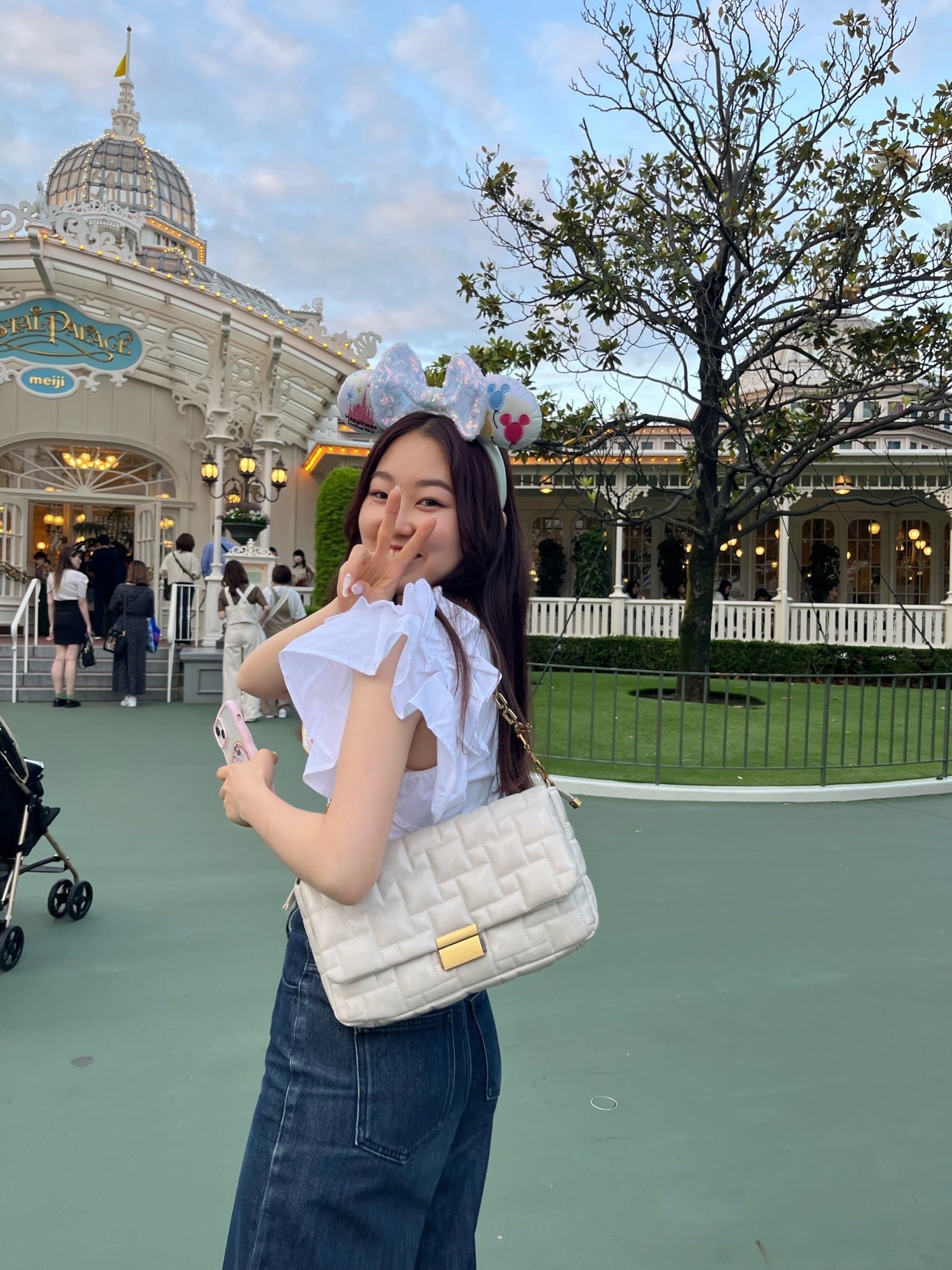 ディズニーランド内でピースする私
