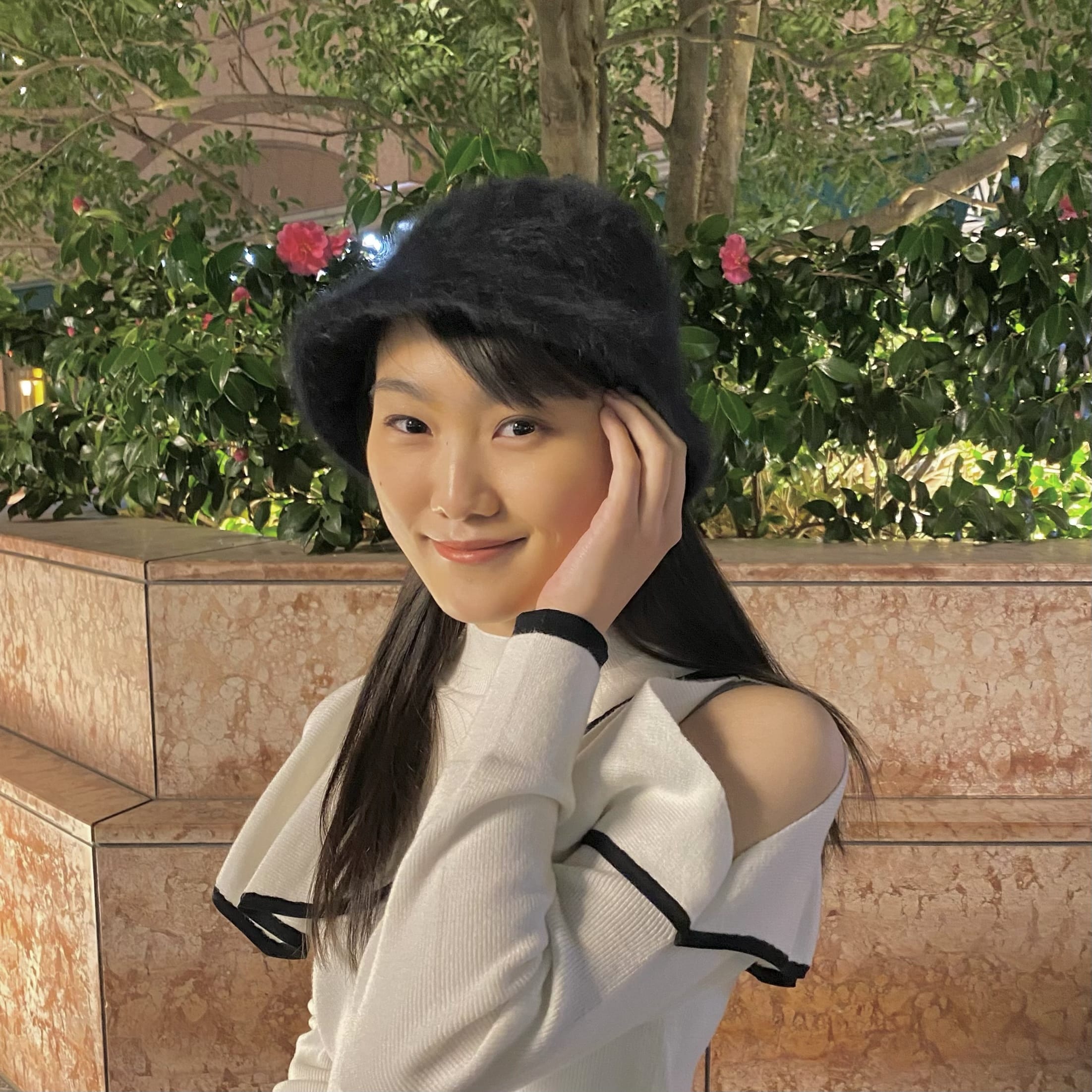 肌見せトップス、黒バケットハット、冬コーデ