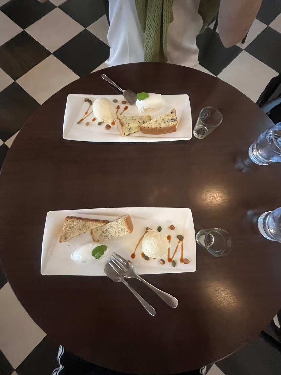 チョコチップケーキとクルミケーキの写真。アイスもついている。