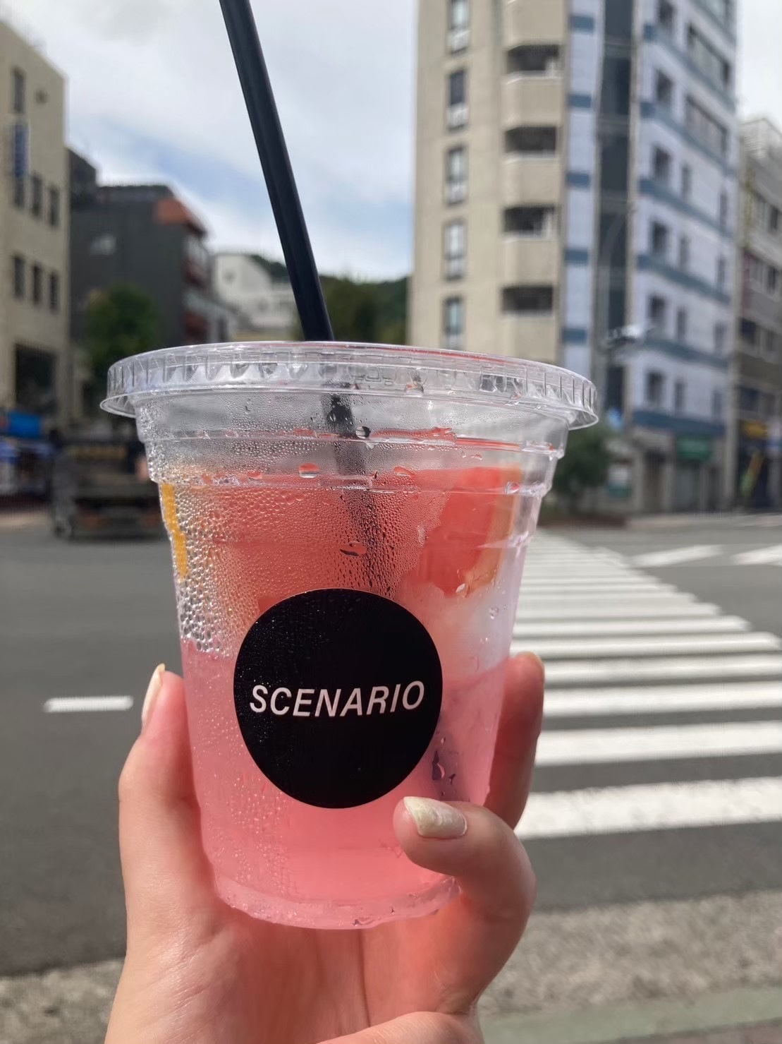 グレープフルーツソーダの写真。グレープフルーツが入っている。