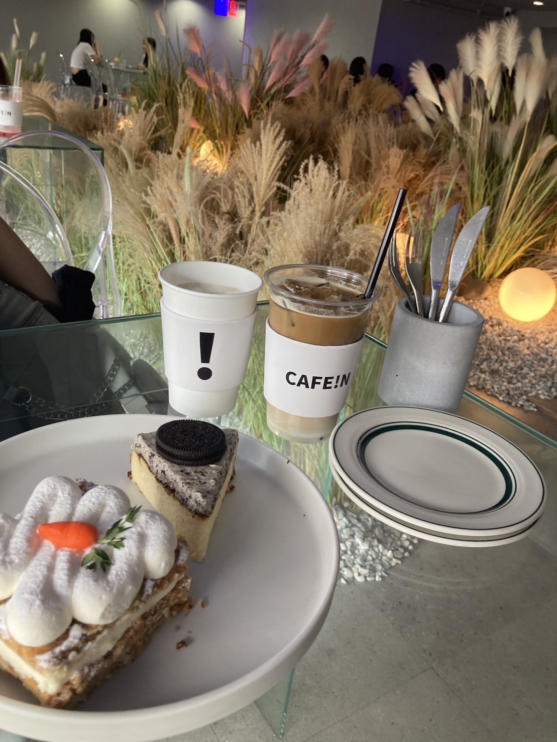 オレオのチーズケーキとキャロットケーキ、ドリンクを写した写真。