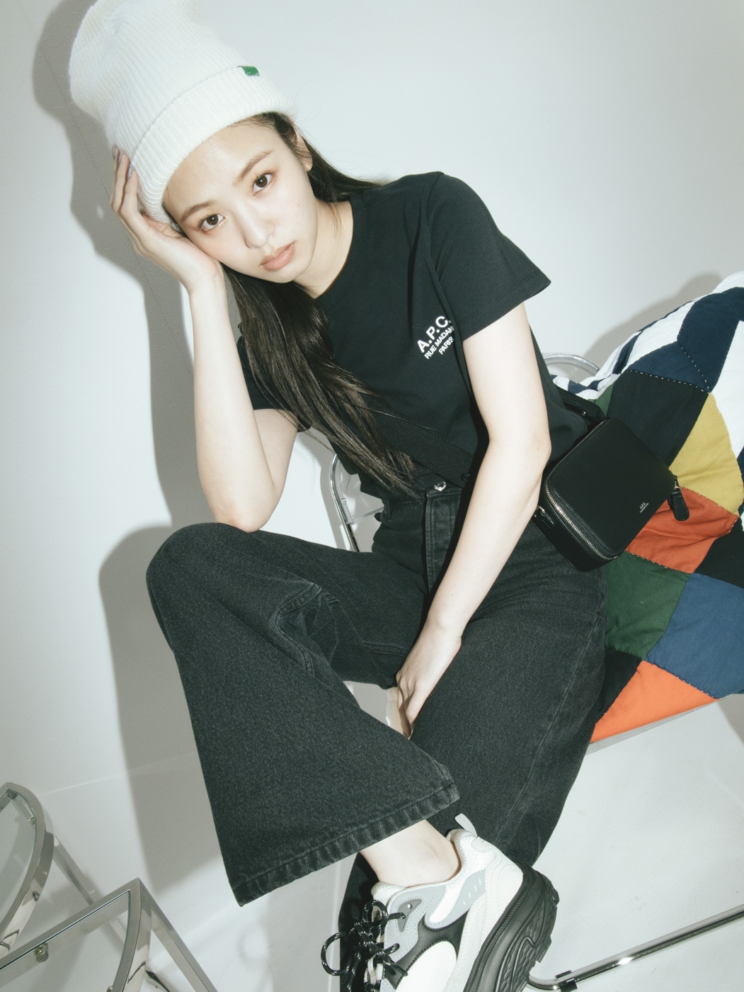 横田真悠A.P.C.Tシャツ着用