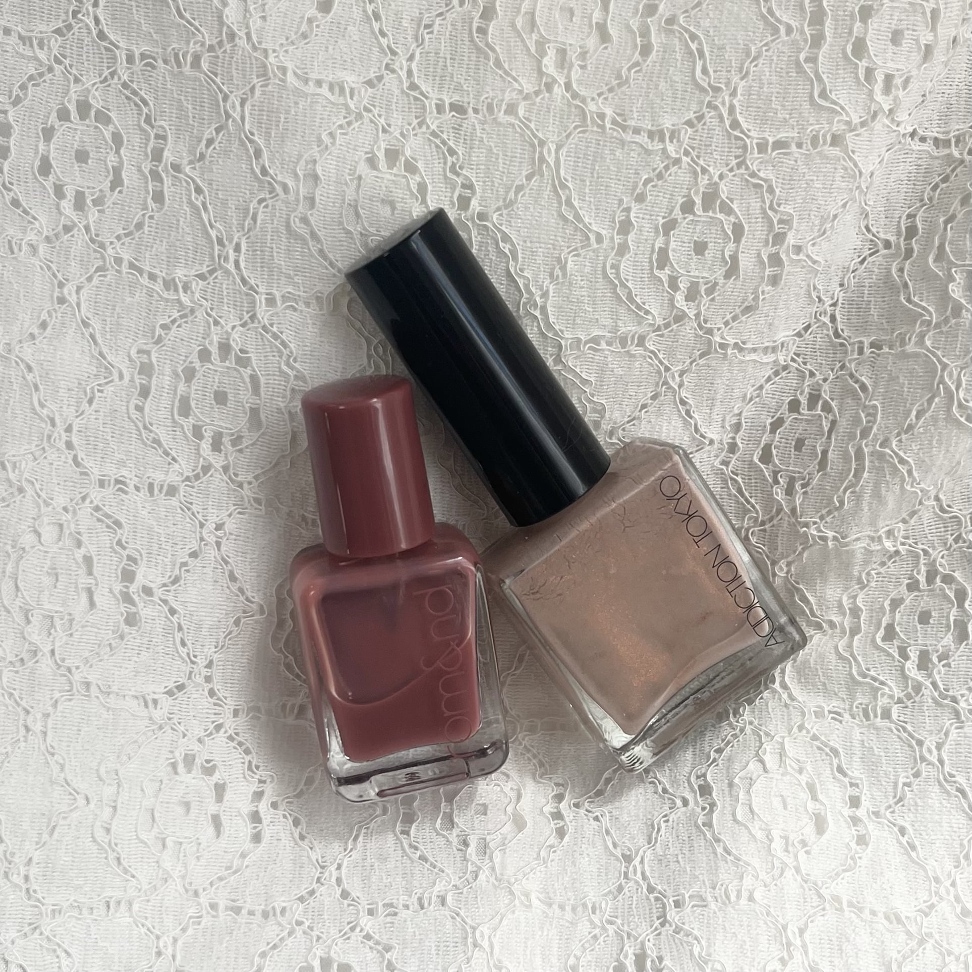 ロムアンド　ムードぺブルネイル／02 ROZY-SYRUPとアディクション ザ ネイルポリッシュ + 022P Coastal Sand
