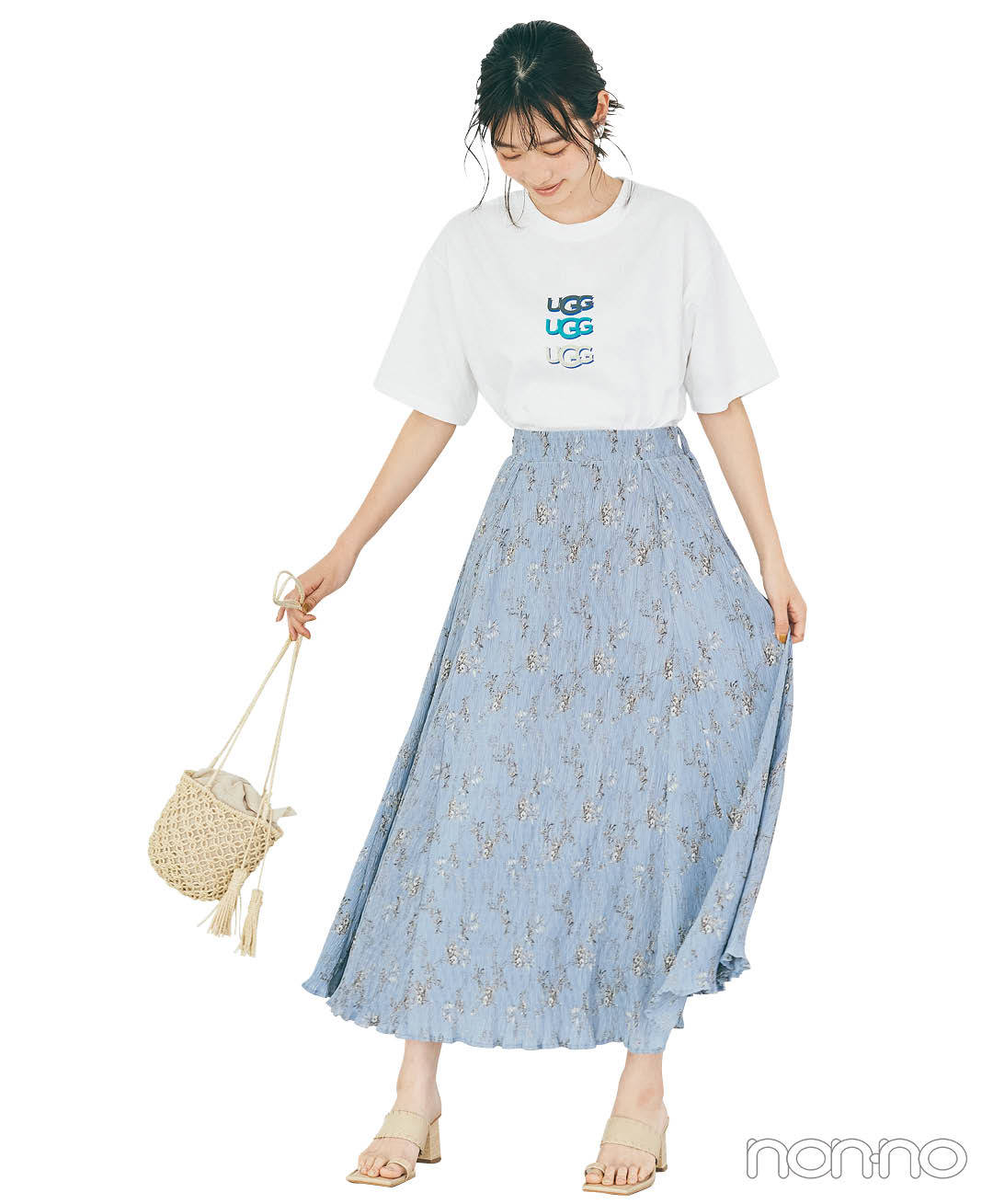 岡本夏美のプチロゴＴシャツ×Ａラインスカートコーデ4