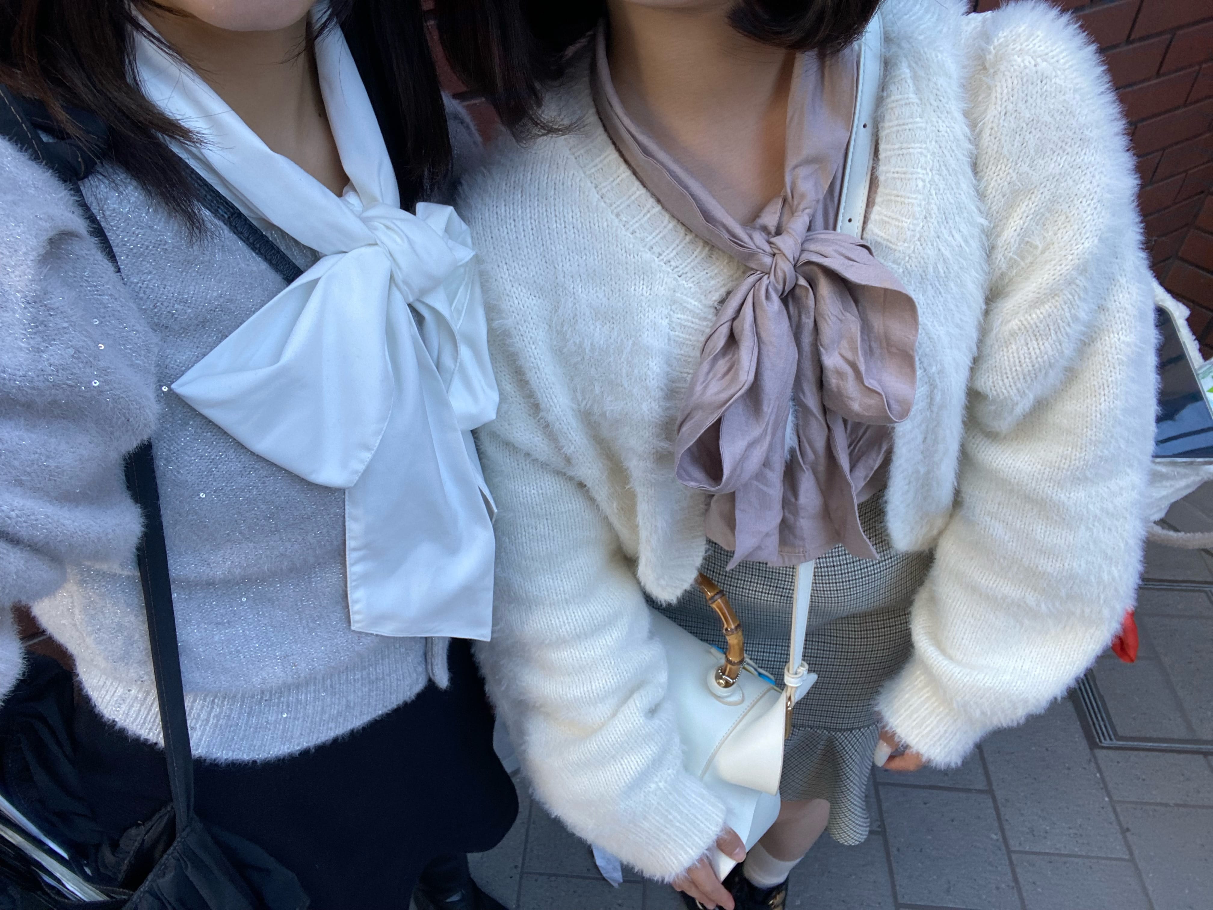 シミラールック　ボウタイブラウス　カーディガン