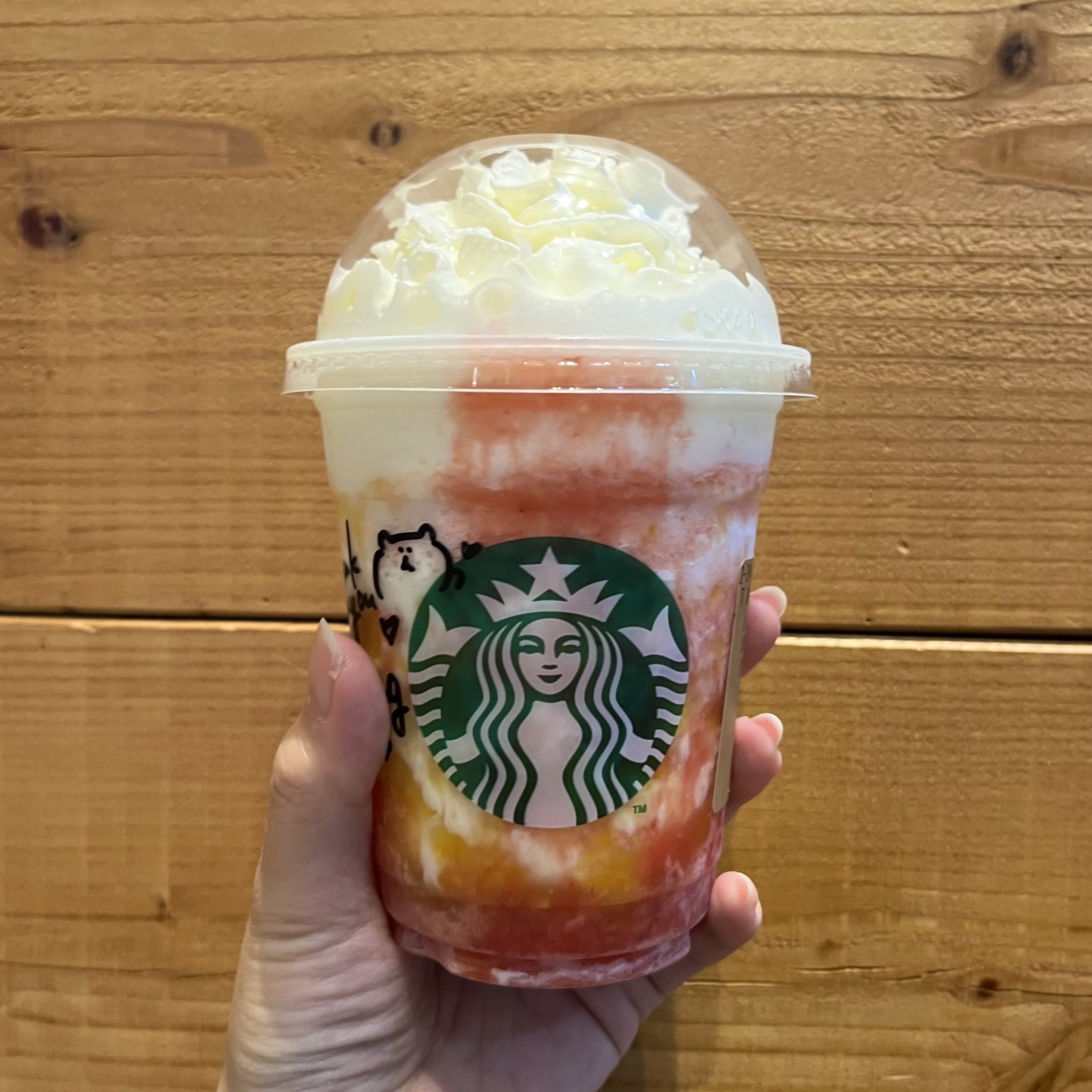 新発売の「スターバックス ストロベリー フラペチーノ」バニラシロップ・ホワイトモカシロップ・シトラス果肉追加カスタム