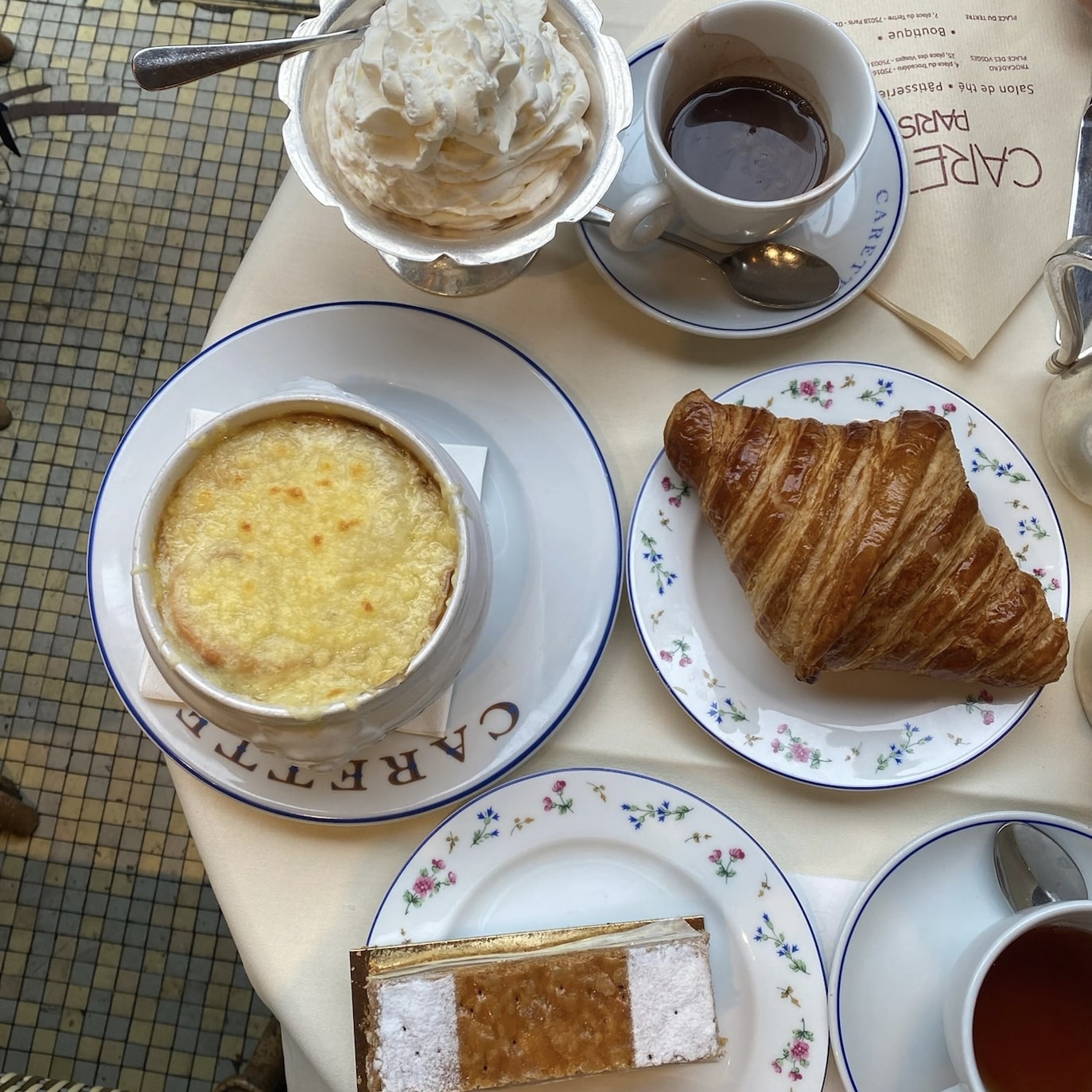 フランス　パリ　カレット　ミルフィーユ　オニオングラタンスープ　クロワッサン　ホットチョコレート