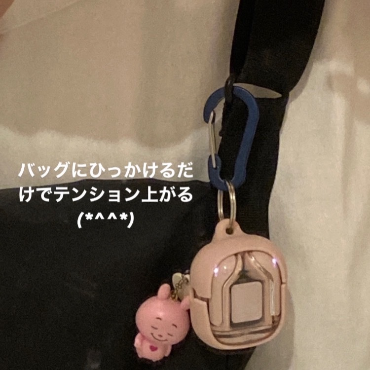 カバンにイヤホンをひっかけている画像