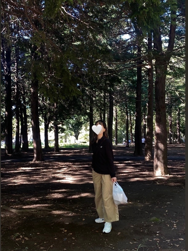 FRED PERRYの長袖ニットポロシャツにチノパン、IL BISONTEのバッグ、NIKEのエアマックスを合わせた秋のコーディネート