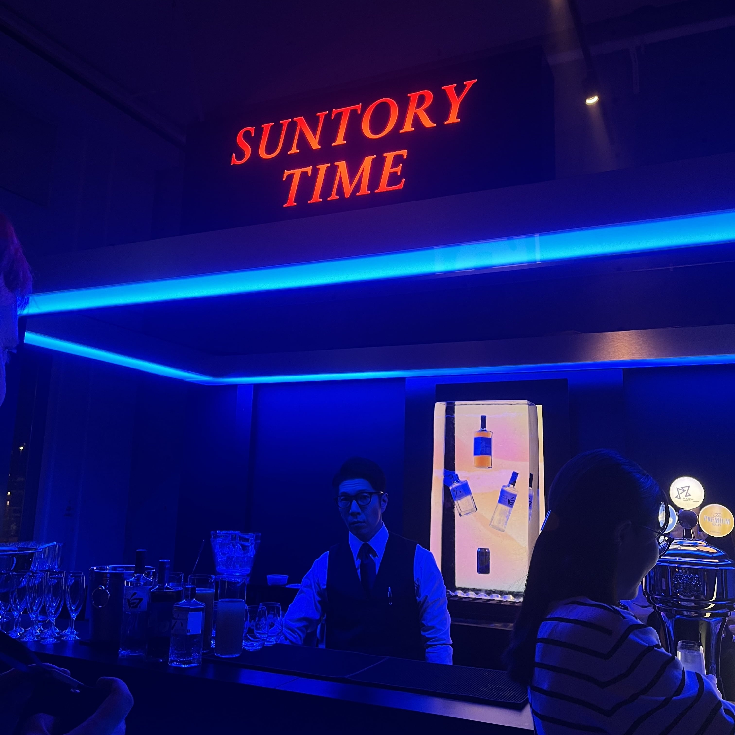 SUNTORY BARへ。奥の氷の中に、今回メニューにあるドリンクが飾られていました！