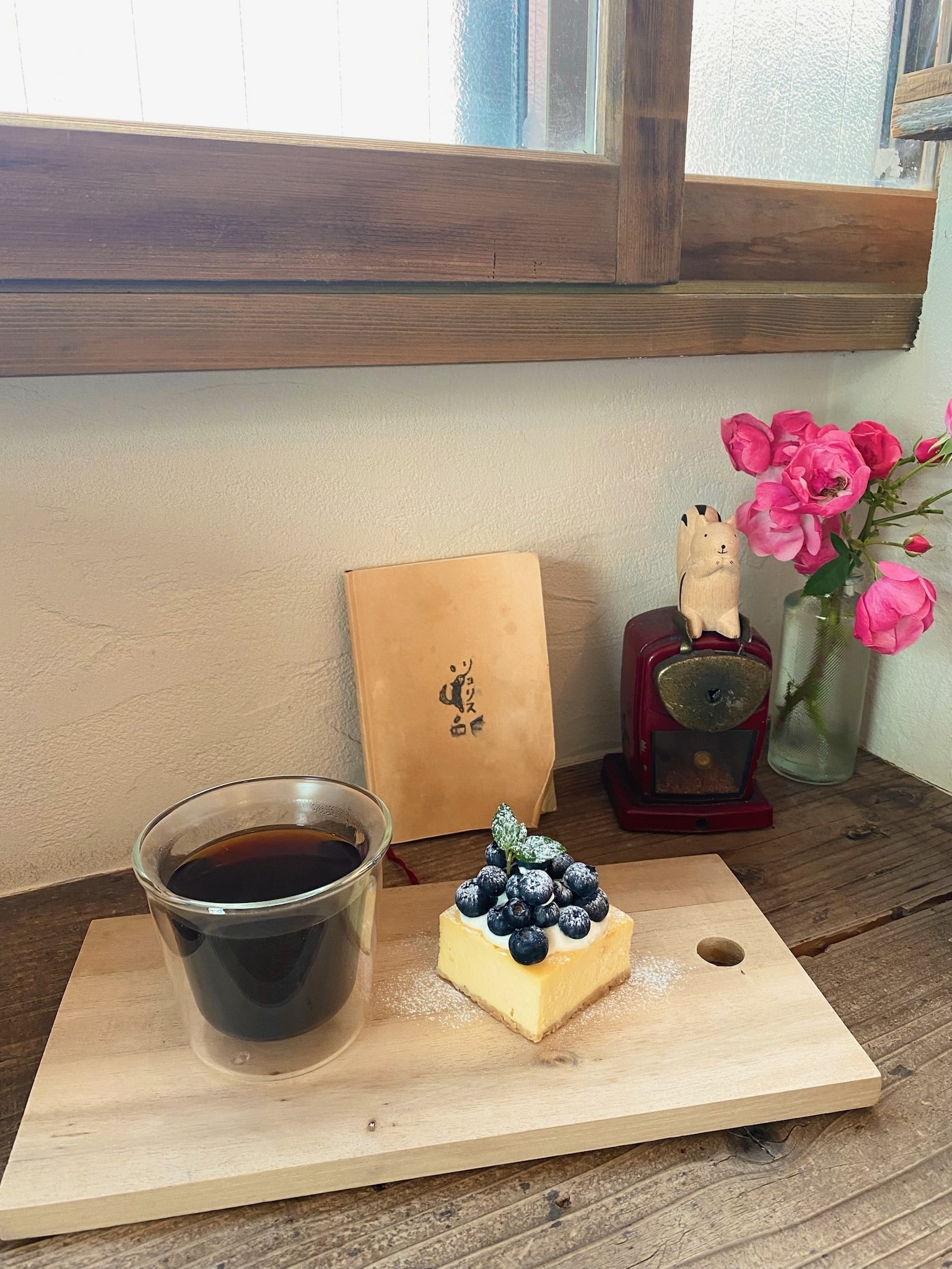 赤羽にあるカフェリコリスの「ヨーグルトとブルーベリーのチーズケーキ」とコーヒー
