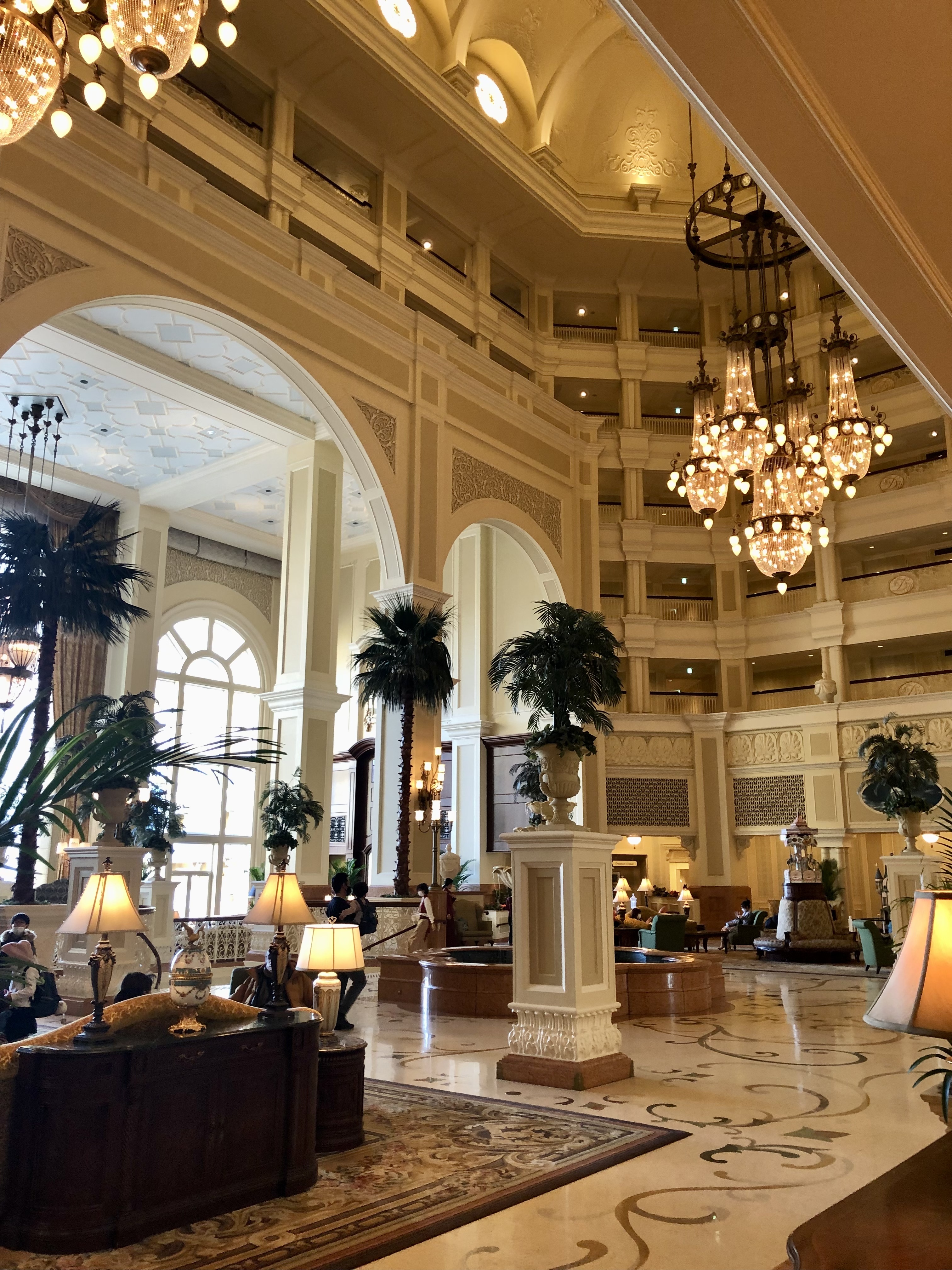 ホテル　ロビー　シャンデリア