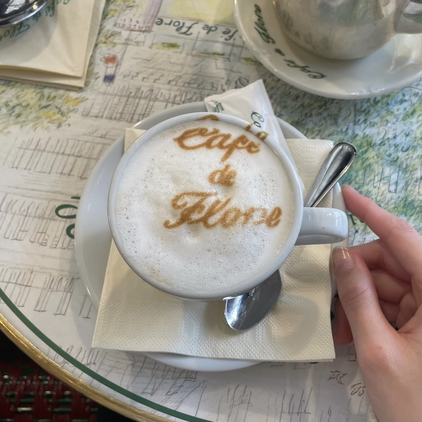 フランス　パリ　カフェドフロール　カプチーノ