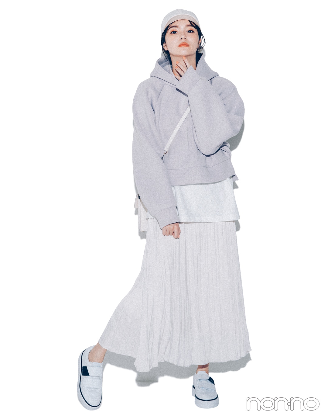 新川優愛が着る2021年春の“着たいものファースト”なコーデレッスンクロップト丈フーディ１