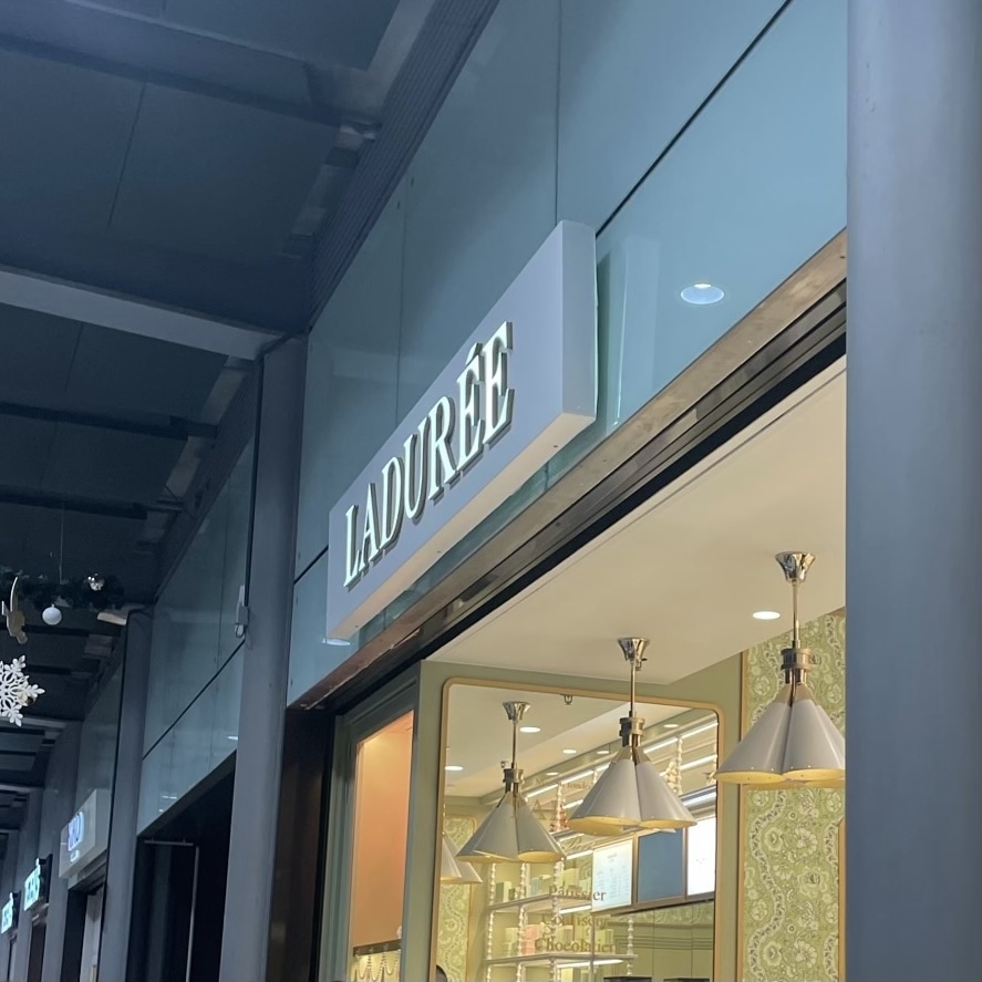 フランス　パリ　ラデュレ　外観