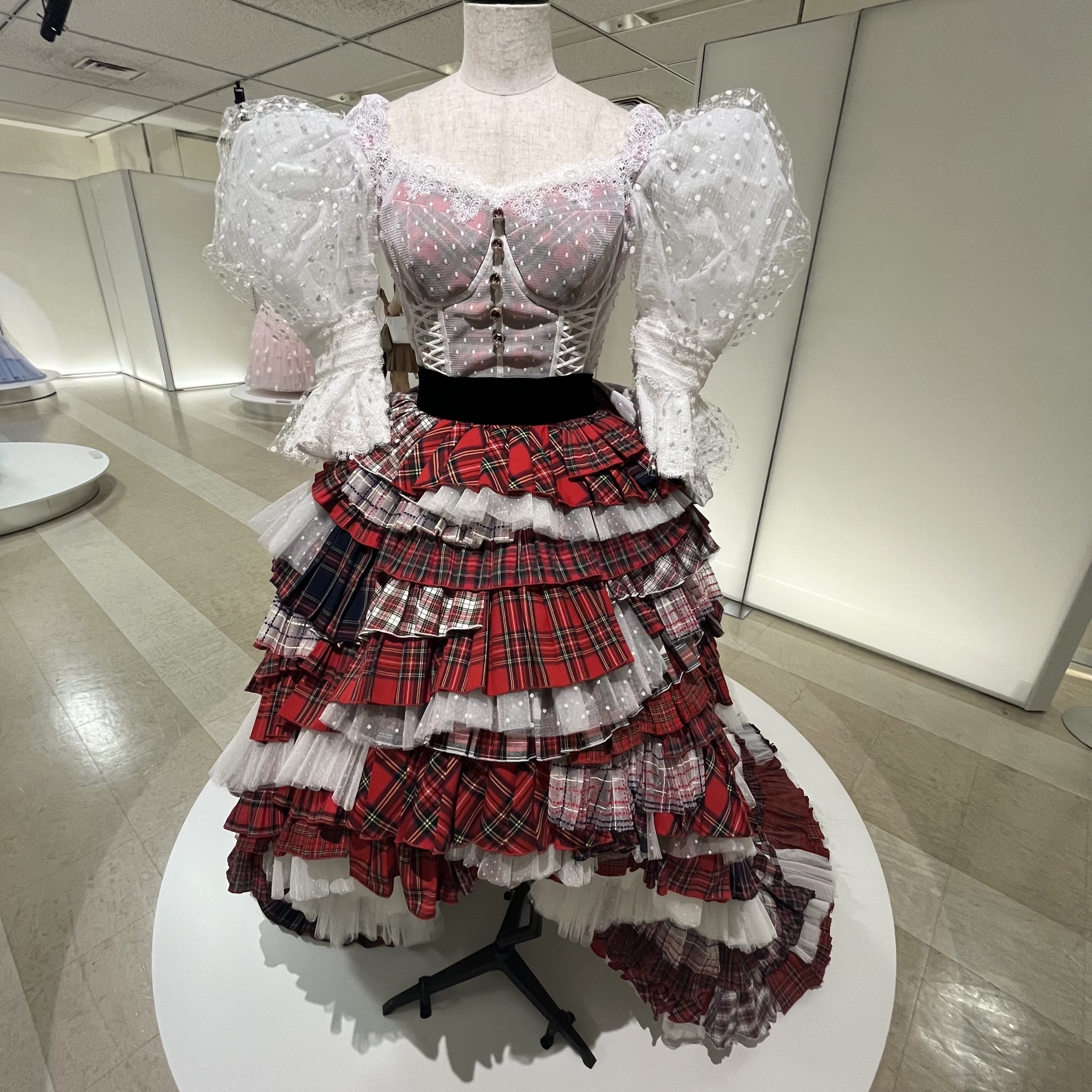 峯岸みなみ 卒業ドレス
