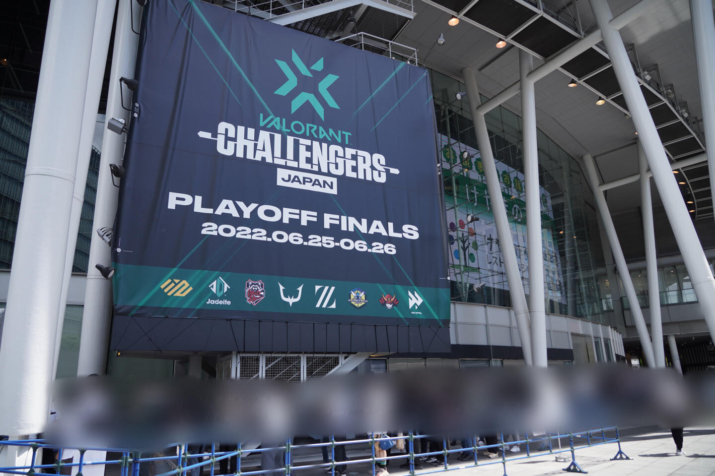 グッズ列に並ぶファンの皆さん