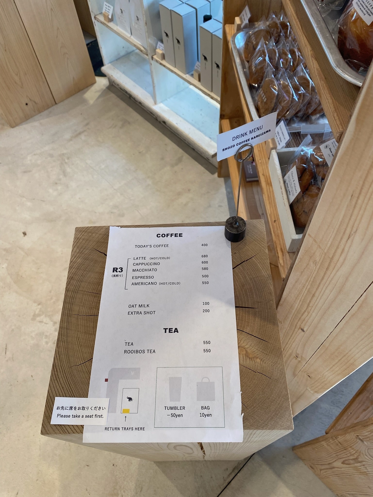 『Karuizawa Commongrounds（軽井沢コモングラウンズ）』の一角にある「軽井沢書店　中軽井沢店」の店内。併設されたカフェ「SHOZO COFFEE」のドリンクメニュー。