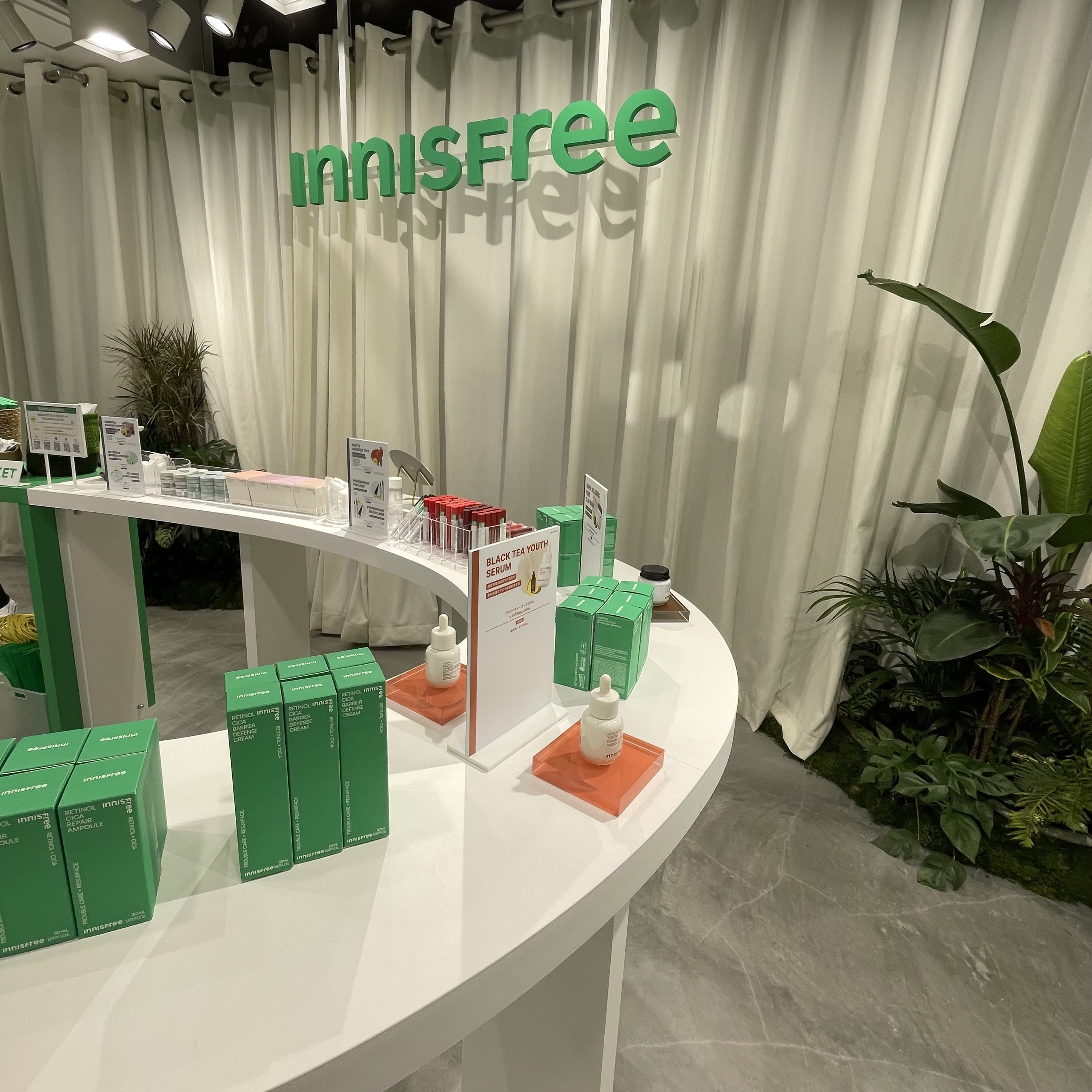 会場の様子 Innisfreeの看板