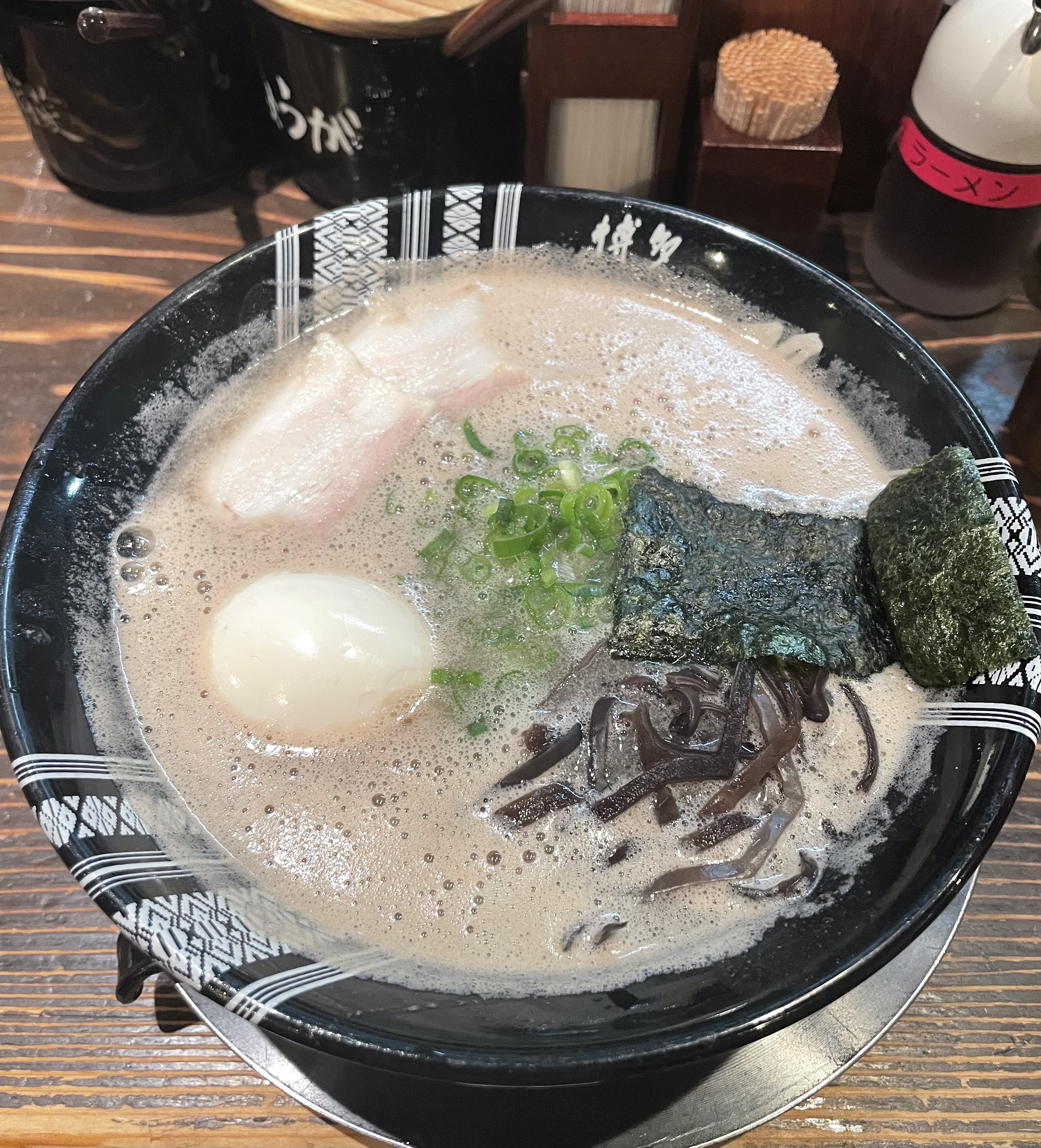 博多一双 中洲店 味玉ラーメン（950円）