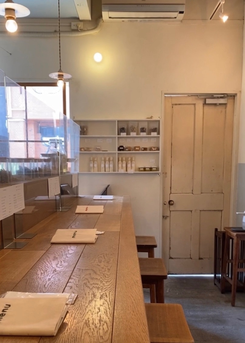 西荻窪にあるカフェ「 yuè」の店内