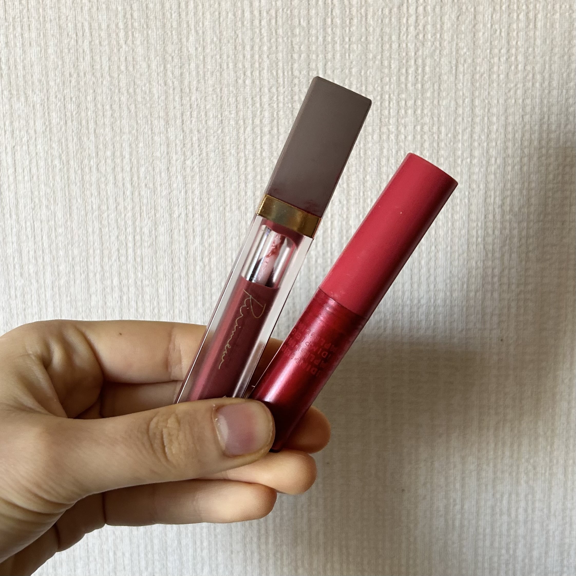 (左)リリミュウセンシュアルフィックスティント（右）アイディンプルティントマイスターリップ