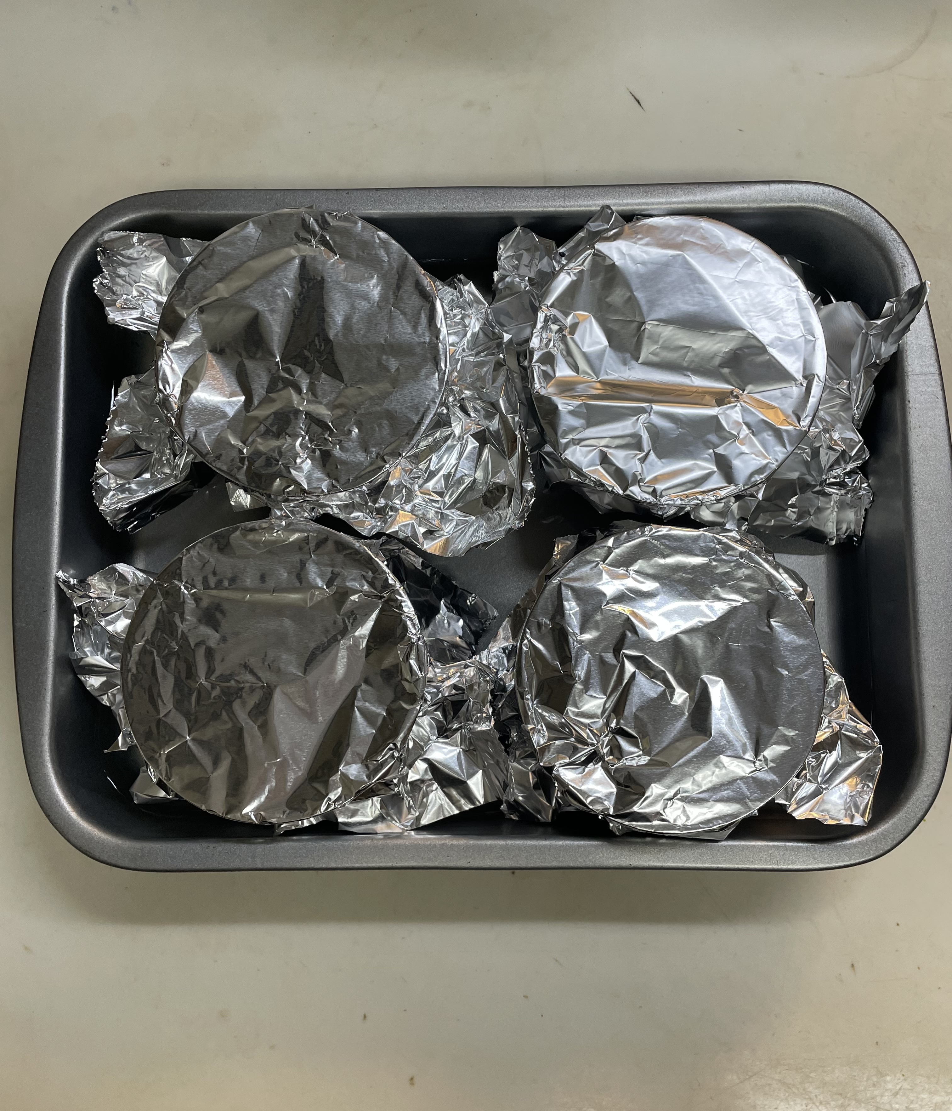 アルミホイルで包み、バットにお湯を張ったところ