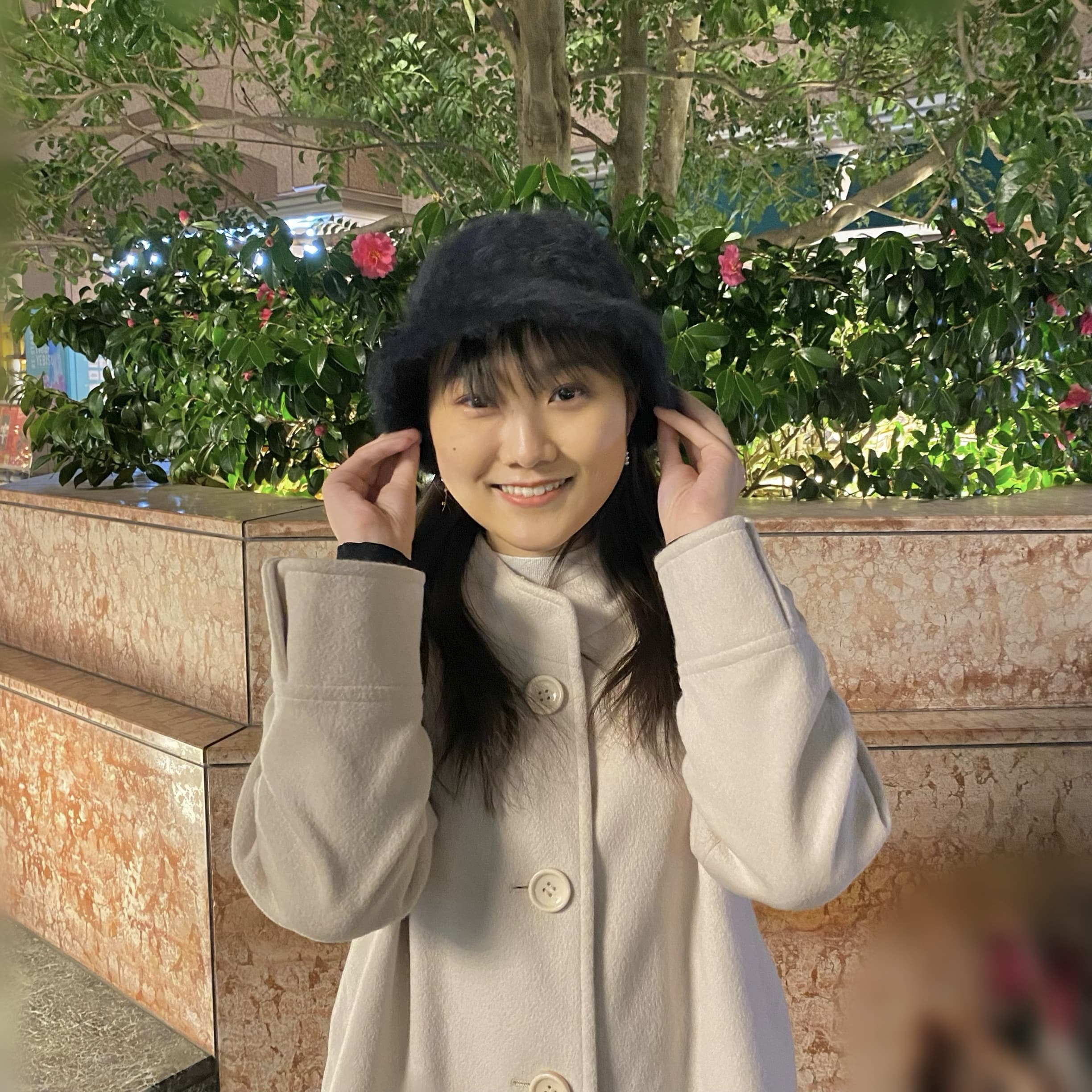 スタイリッシュ、黒バケットハット、冬コーデ