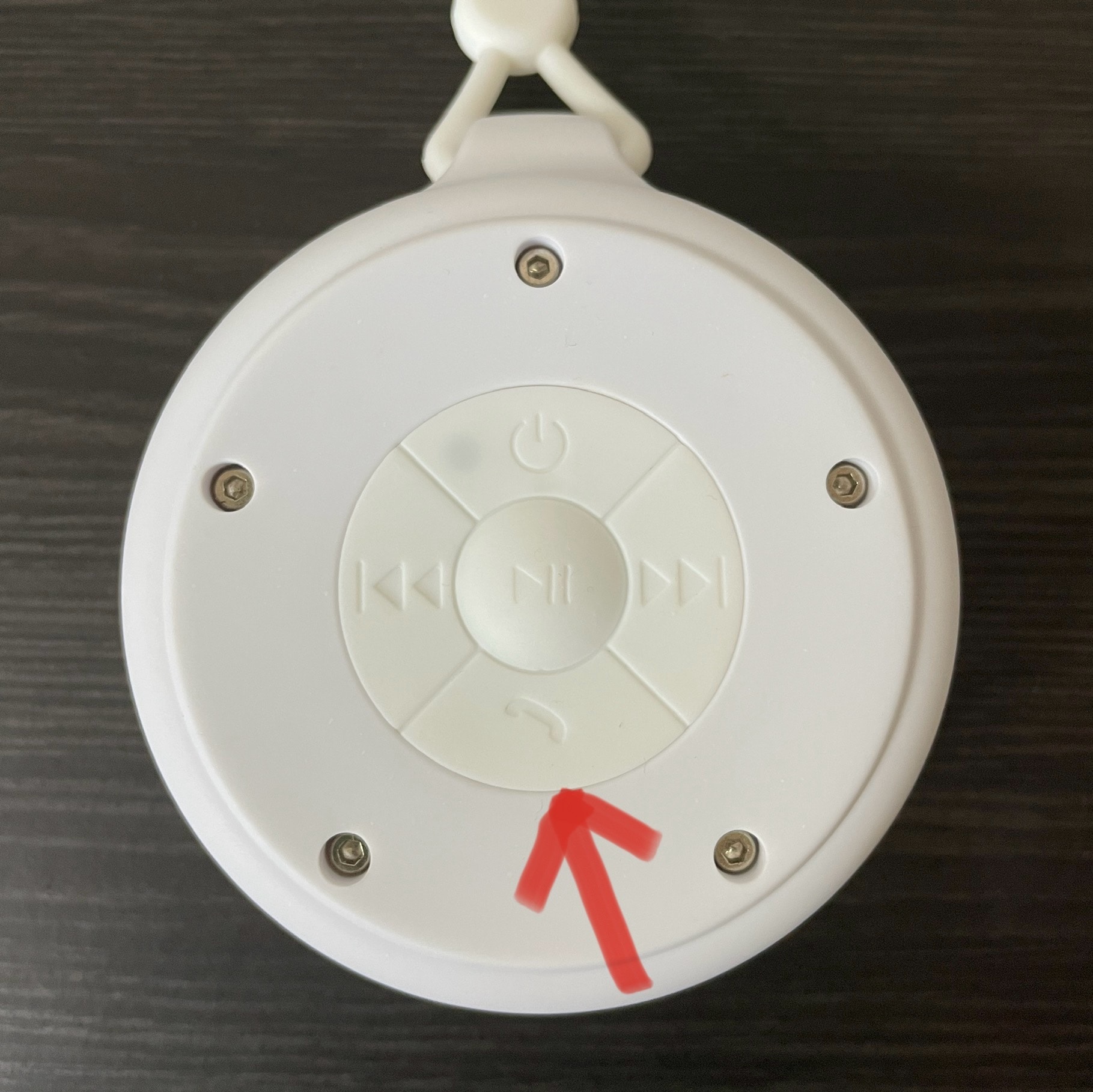 防滴ワイヤレススピーカーの操作ボタン