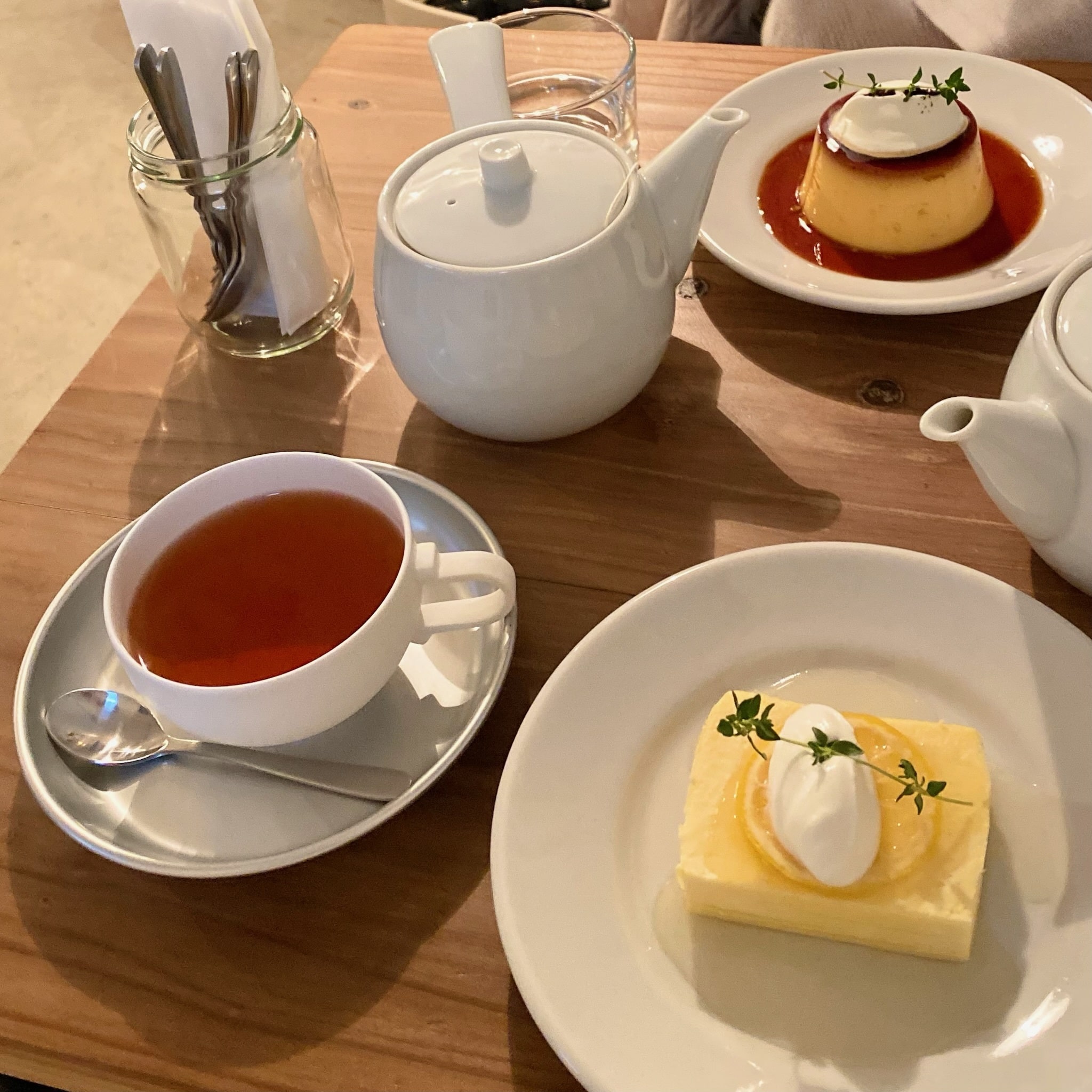 蔵前にあるカフェ「トロワ」。手前にはチーズテリーヌ（れもん）と紅茶、奥にはプリンがある。