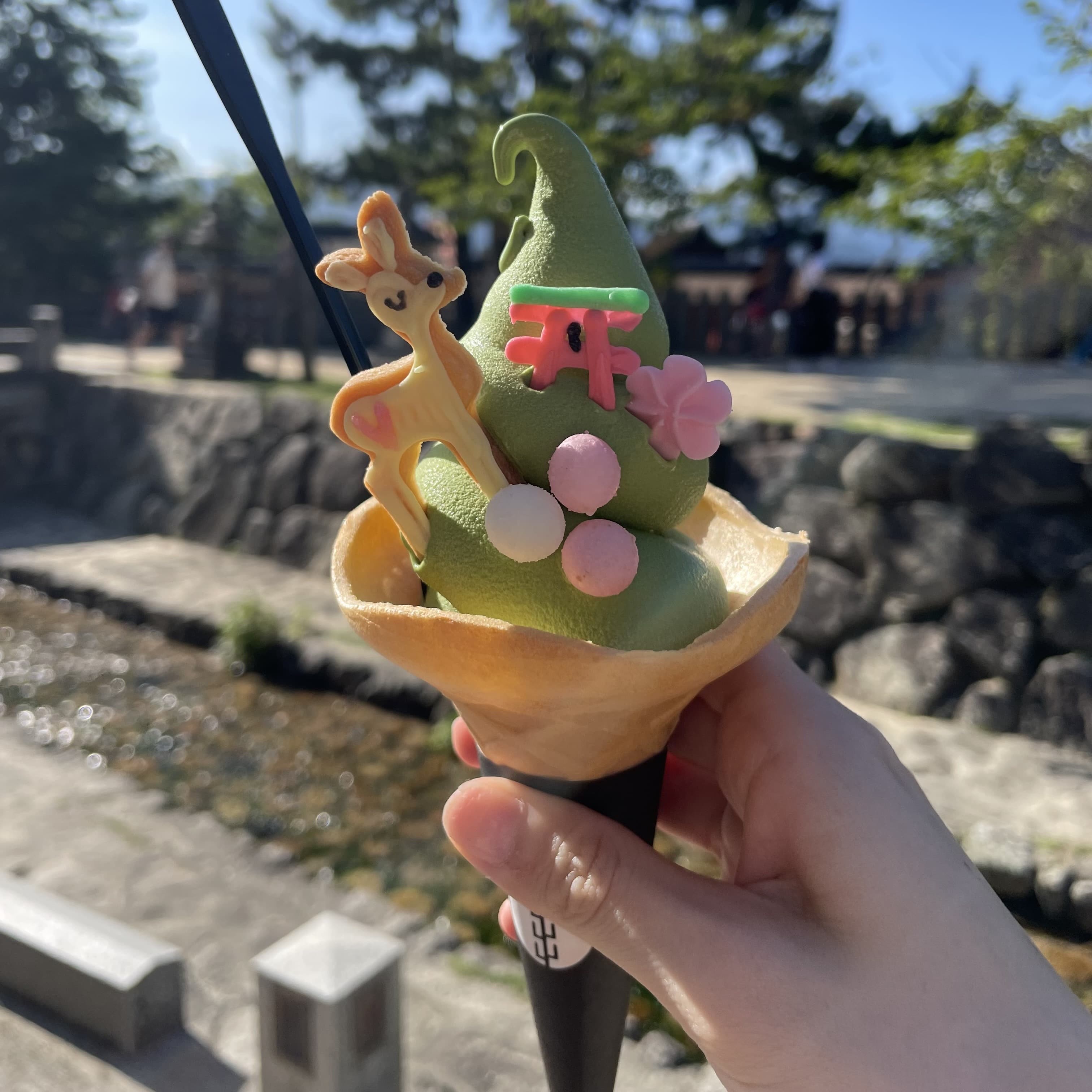 抹茶アイス、可愛くデコレーションされている