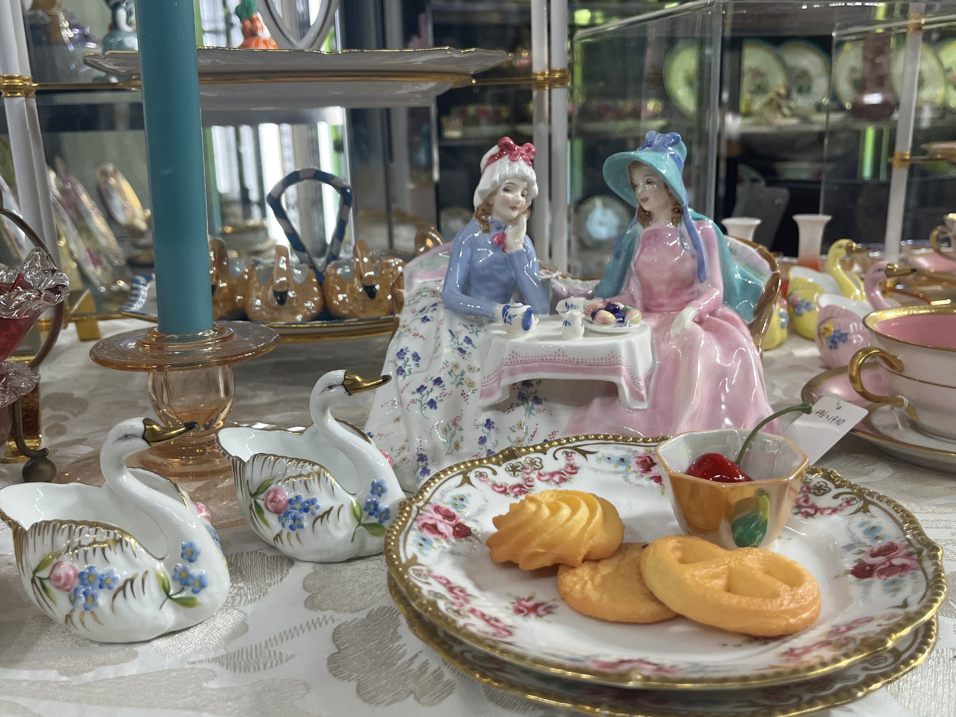 ロイヤルドルトン　人形置物　「アフタヌーンティー」1936年製
