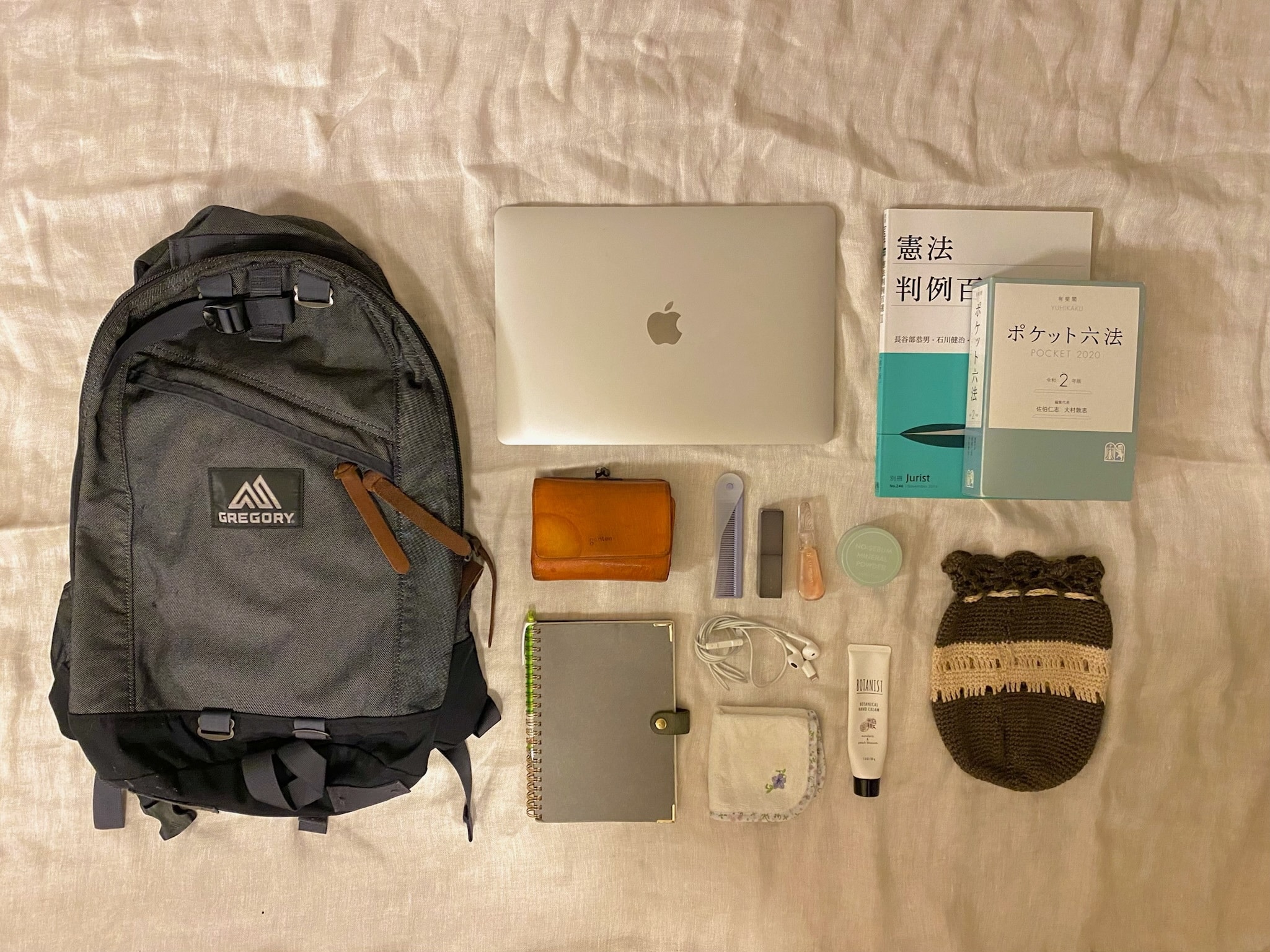 GREGORY（グレゴリー）のリュック、MacBook Air、教科書、gentenのお財布、ハンカチ、ポーチ、threeのリップ、イニスフリーのフェイスパウダー、カキモリで作ったノート、イヤホン