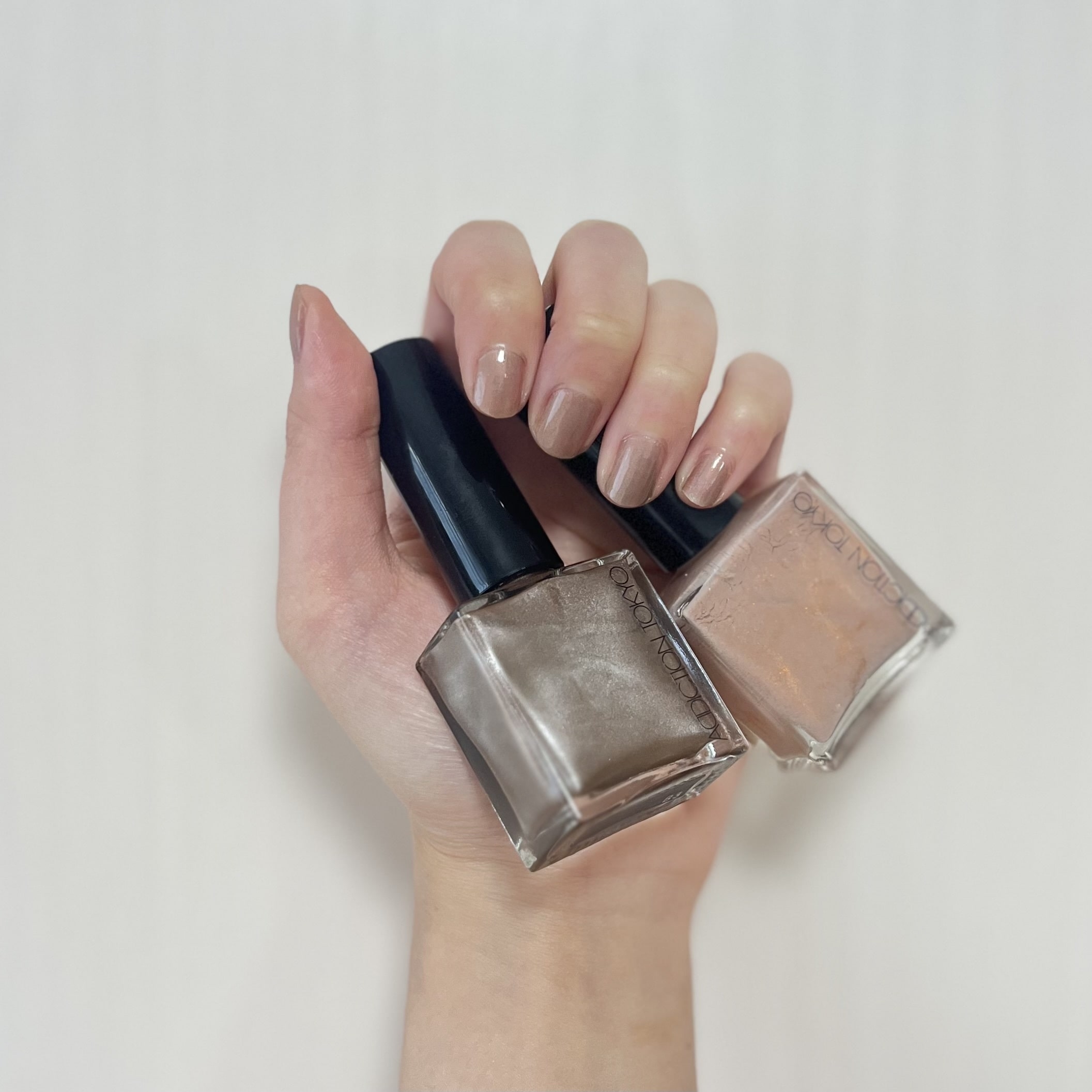 オンオフ問わない、大人なヌーディーベージュカラーネイル