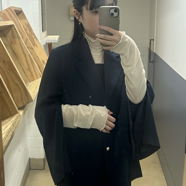 ネイビージャケット×シアーブラウス×キャミワンピースのコーデ