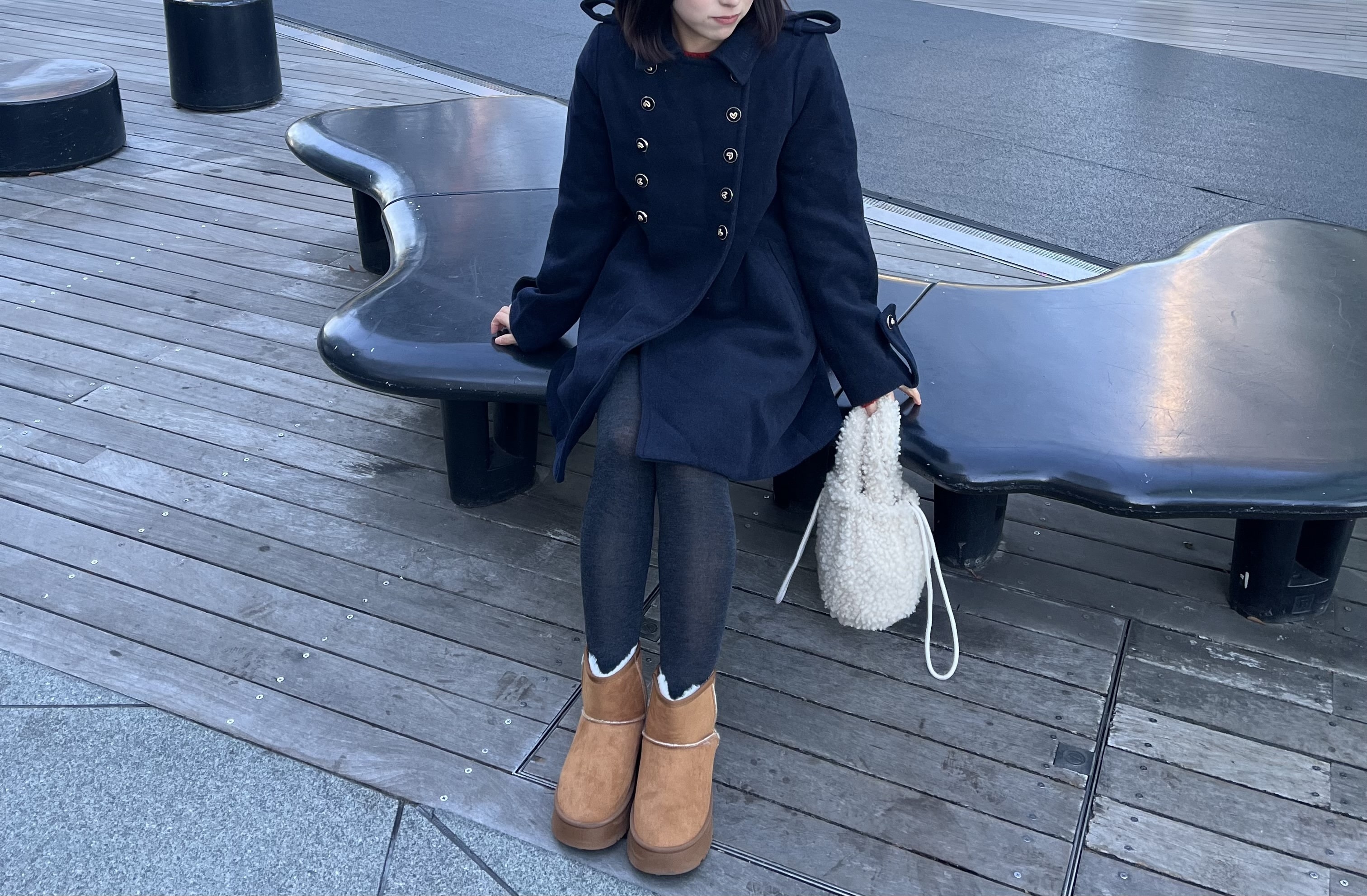 椅子に座っている私で、コートにブーツ着用