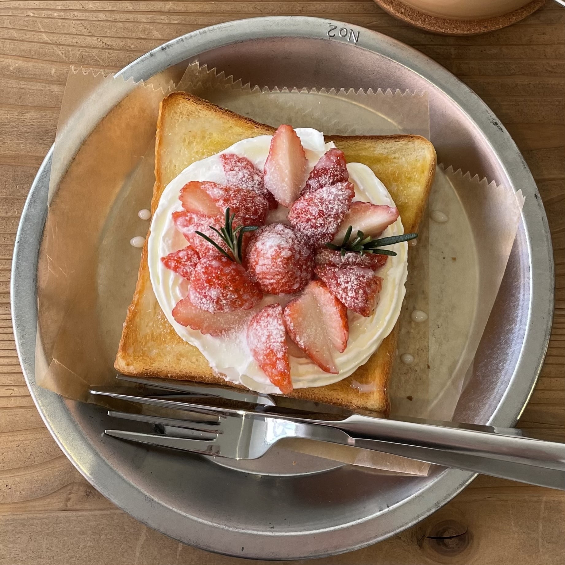 苺のオープンサンド練乳がけ