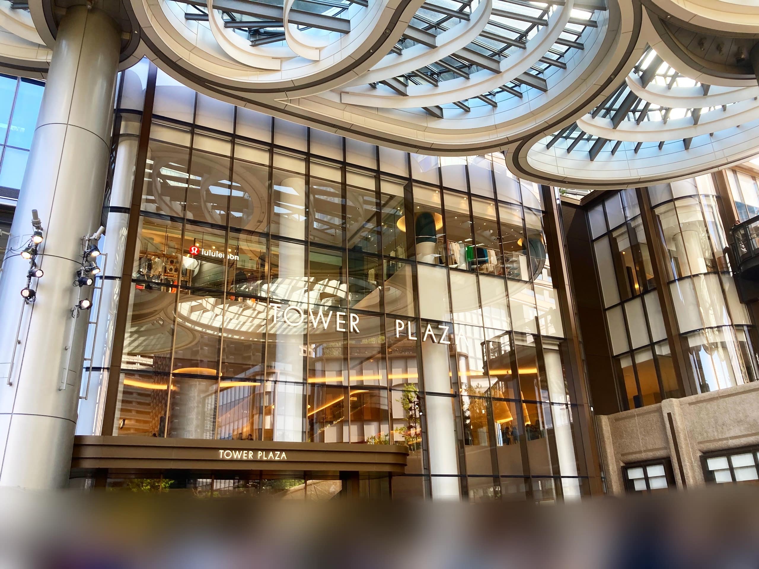 麻布台ヒルズ、TOWER PLAZA外観。