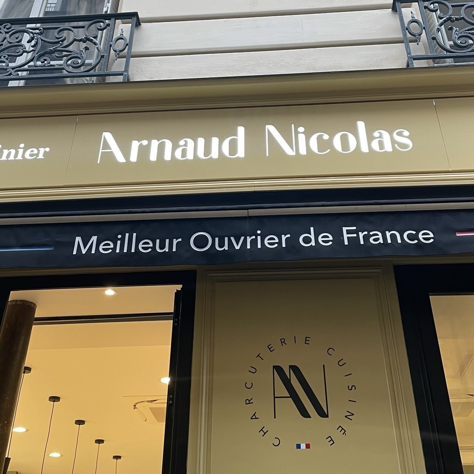 フランス　パリ　アルノー・ニコラ