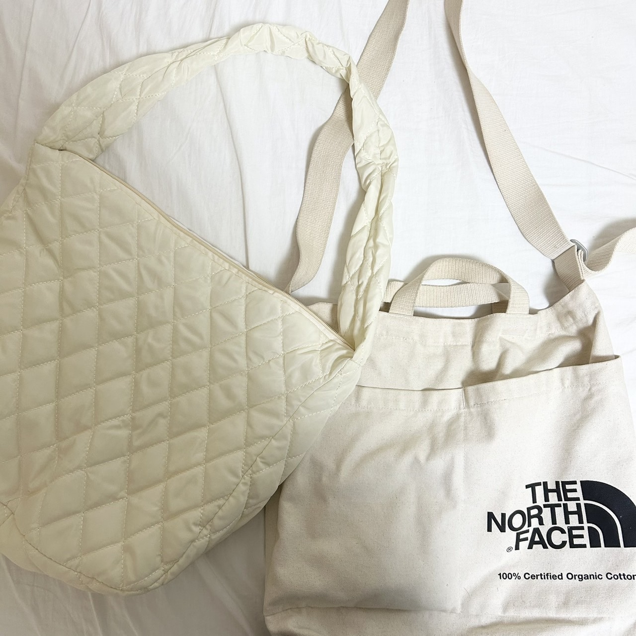 斜め掛けバッグの写真。一つはノースフェイスのもので、もう一つはキルティング素材のもの。