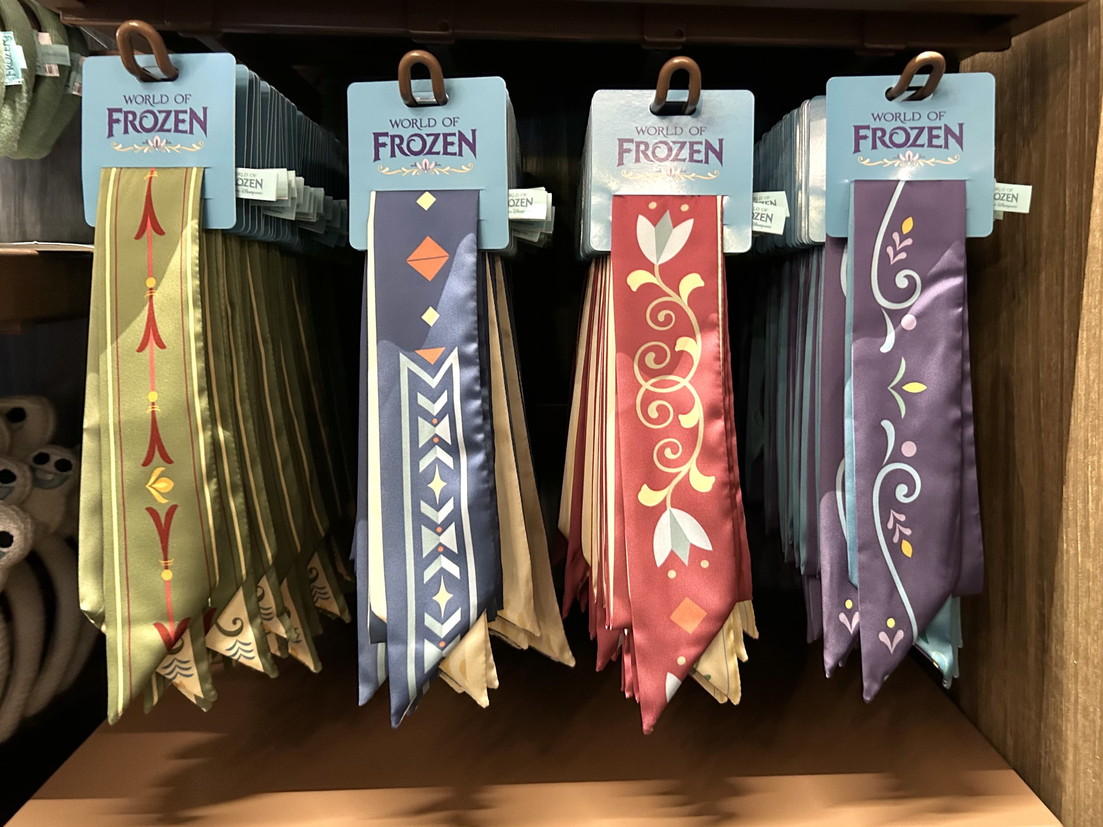 香港ディズニーランドのアナと雪の女王のスカーフ