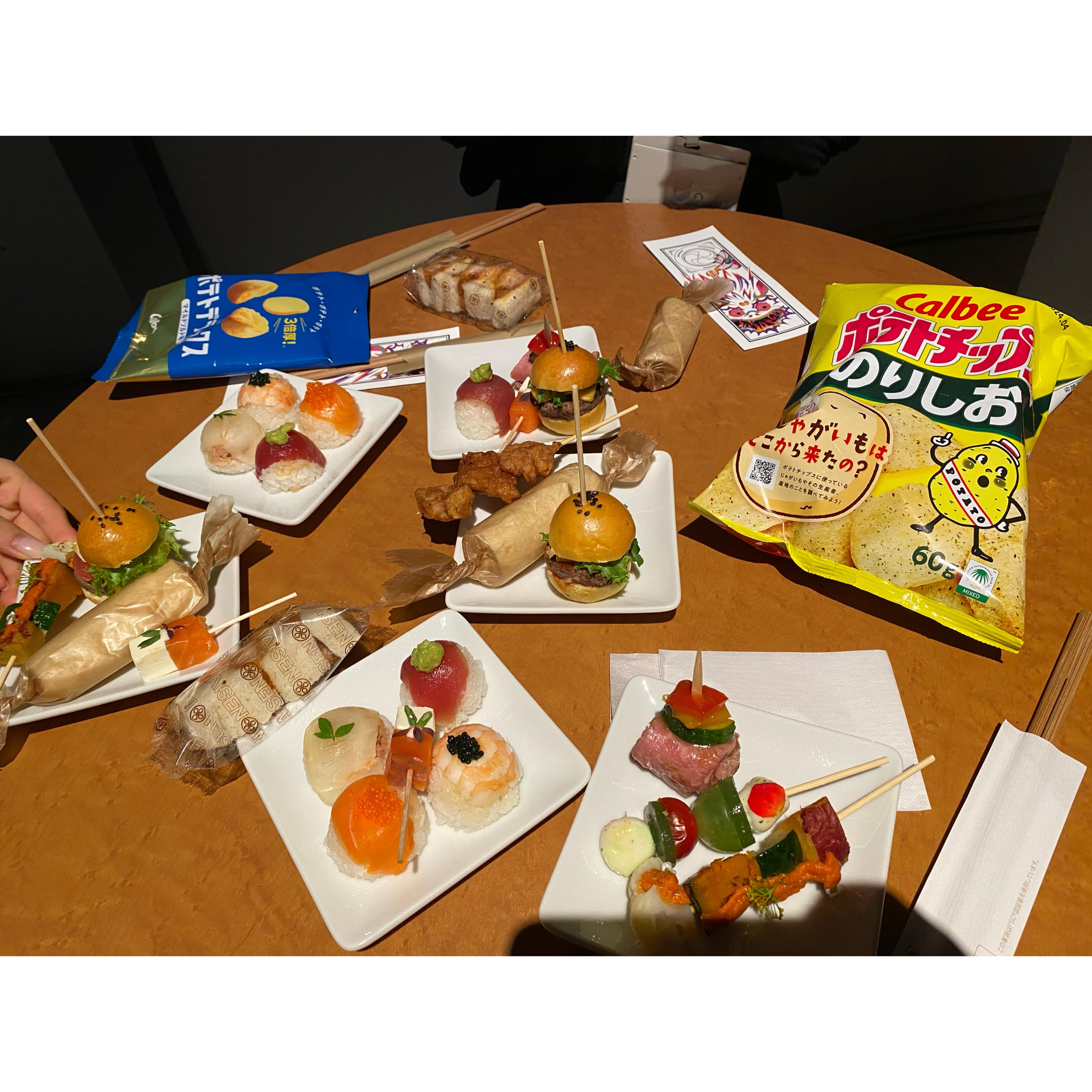 ビュッフェ　食事　パーティー