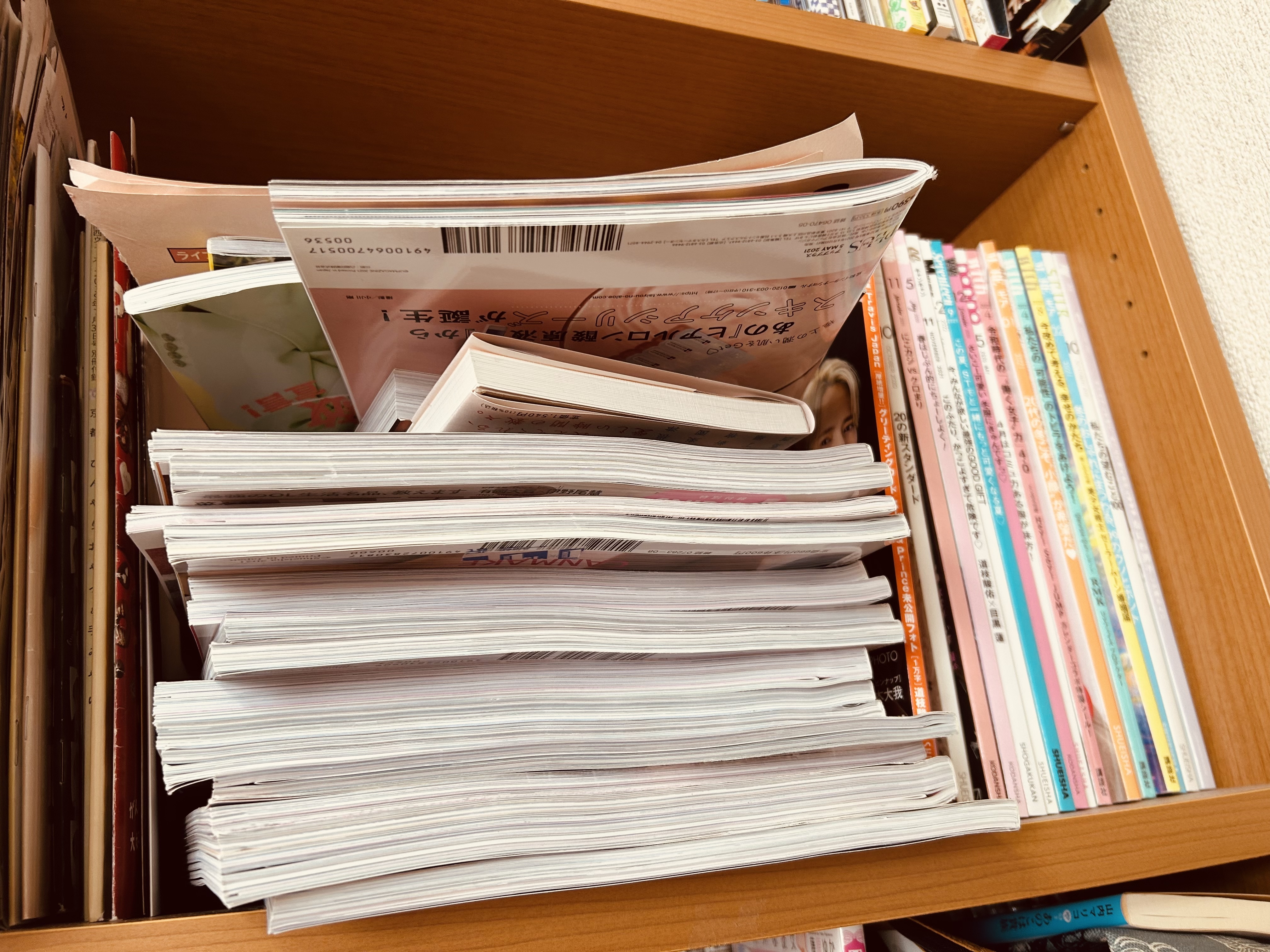 雑誌の山　片付けが追いつかず雑に重ねてある