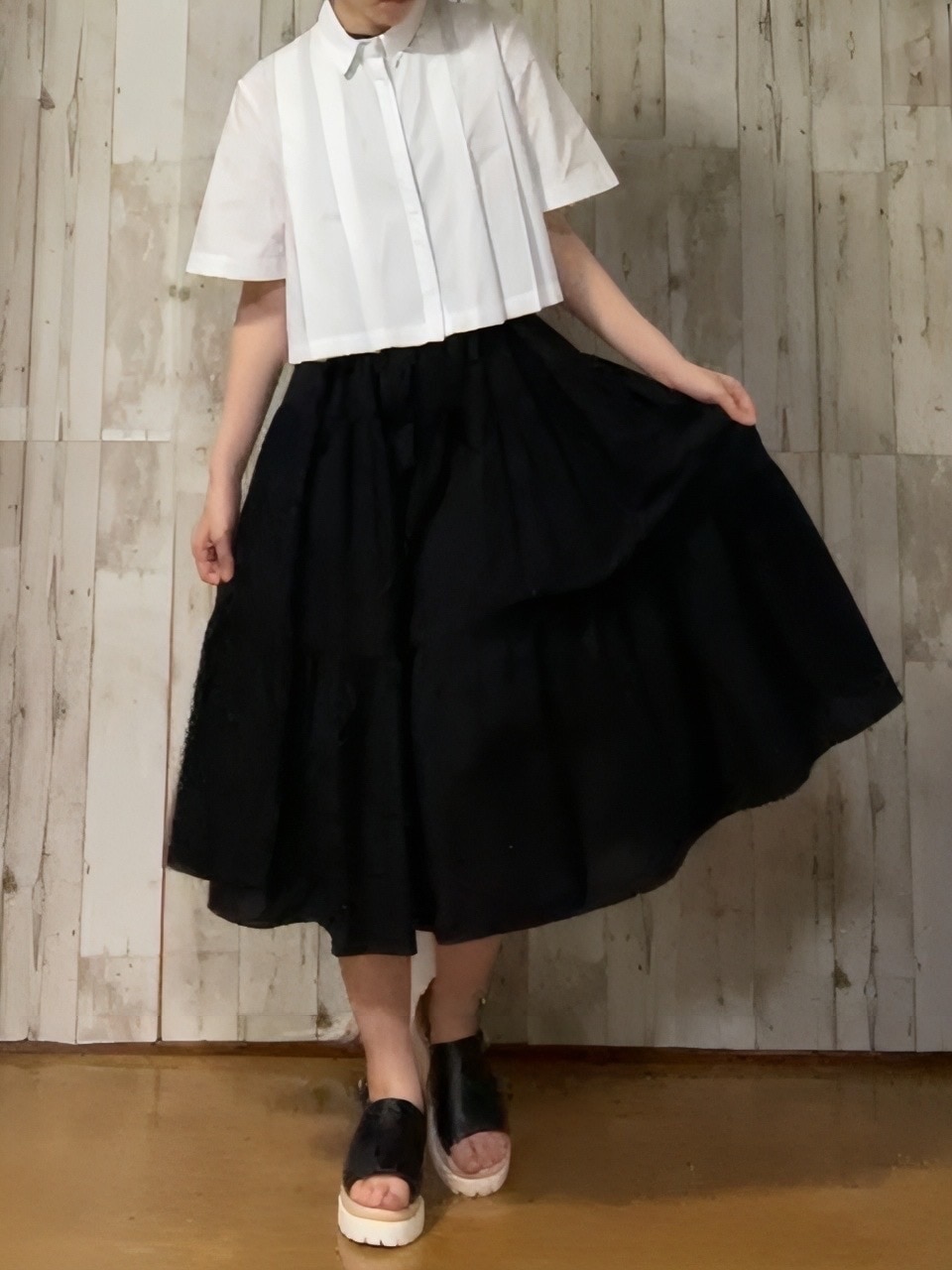 クロップドプリーツポプリンシャツ(ホワイト)×ワンピース(ブラック)のコーデ