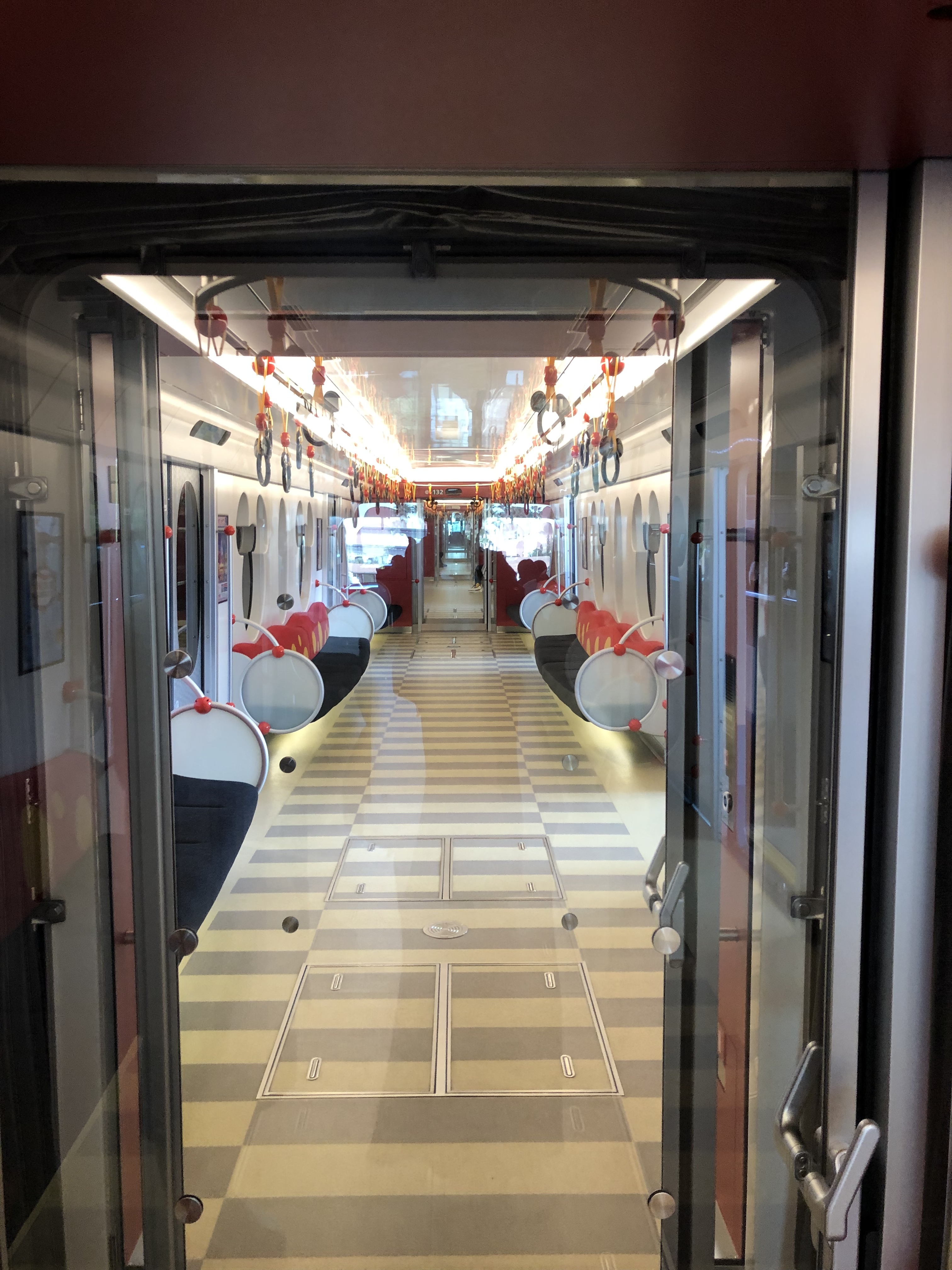 モノレール　車内　ミッキー