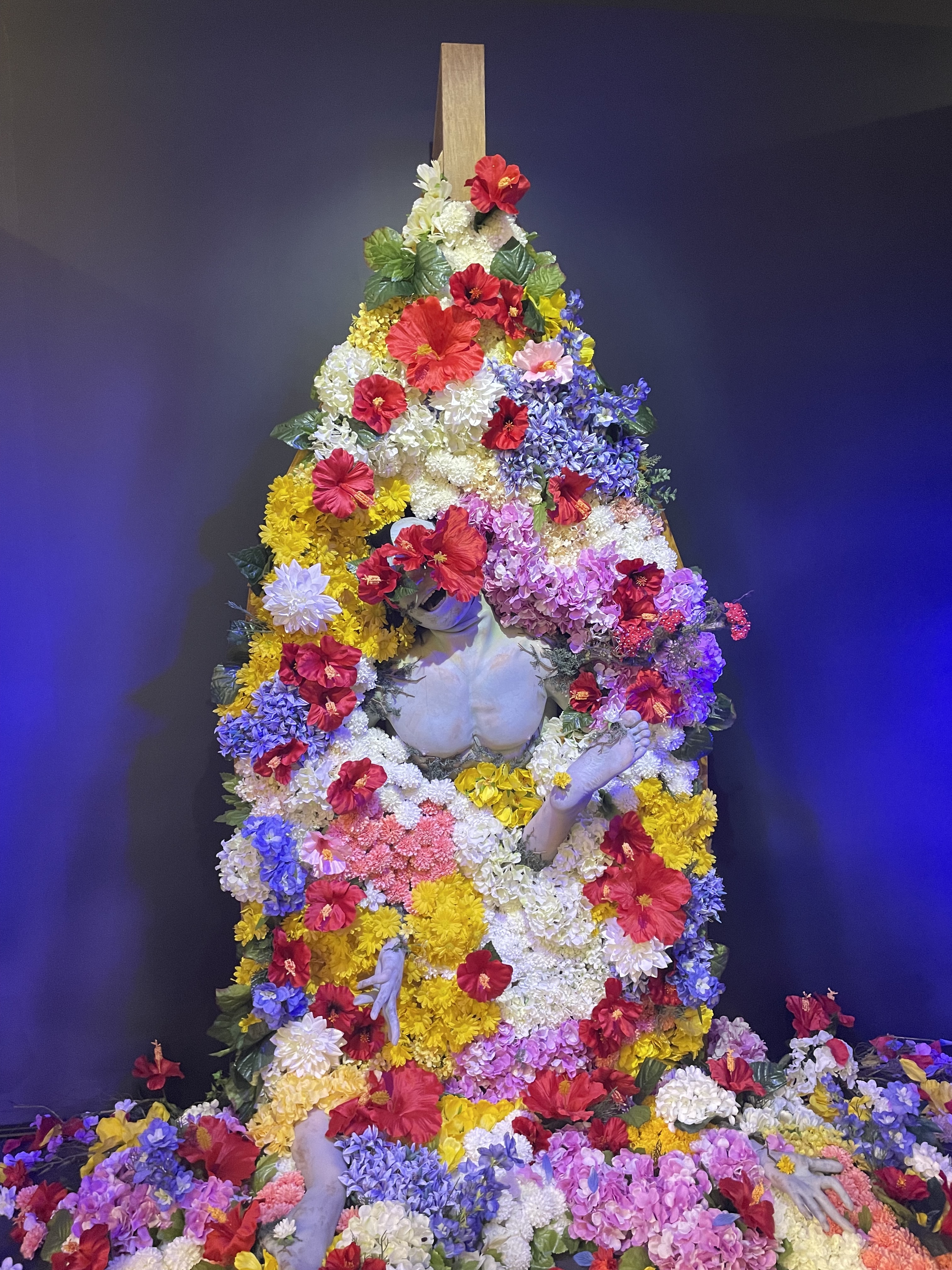 アニメ地獄楽の世界 展示物 花の詰まった船に乗って神仙郷から帰還した死者の様子