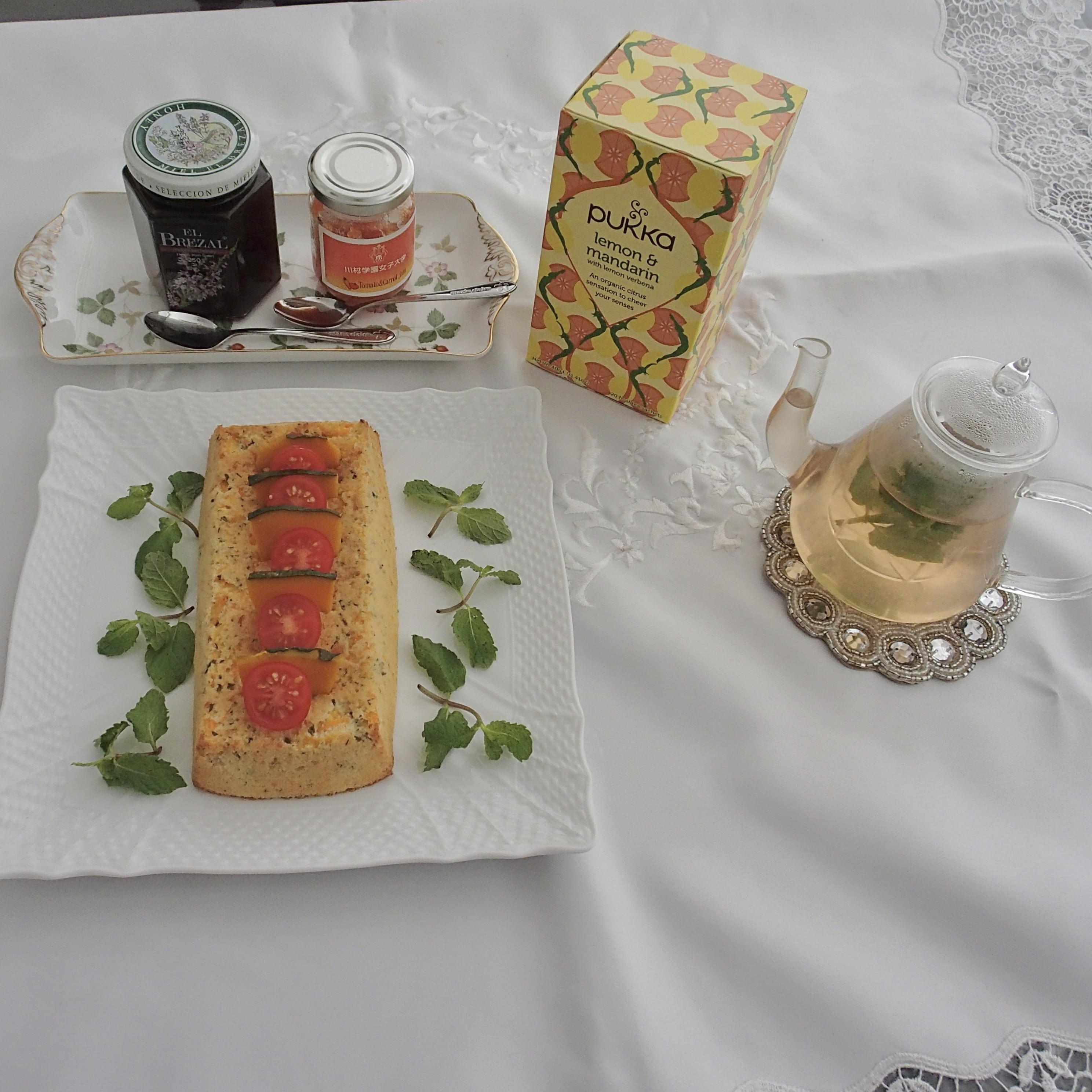 野菜のパウンドケーキ、ジャム、ミントティー