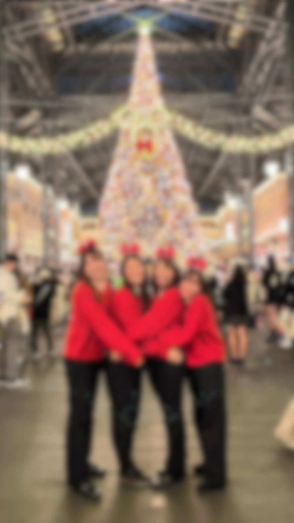 ディズニー　クリスマス　クリスマスツリー　集合写真　四ツ子コーデ