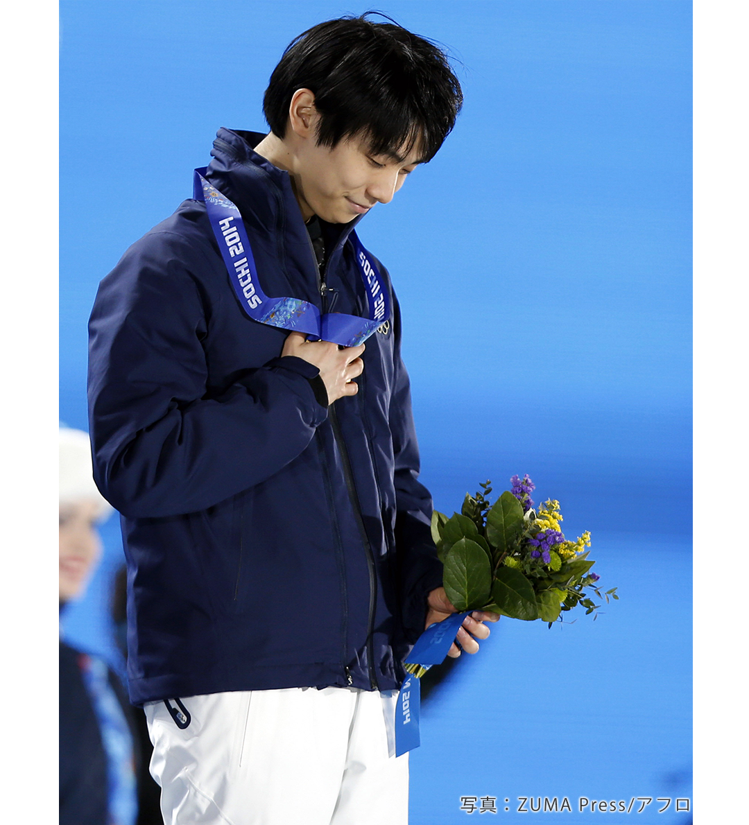 2014年ソチオリンピック表彰式で金メダルを握りしめる羽生結弦選手